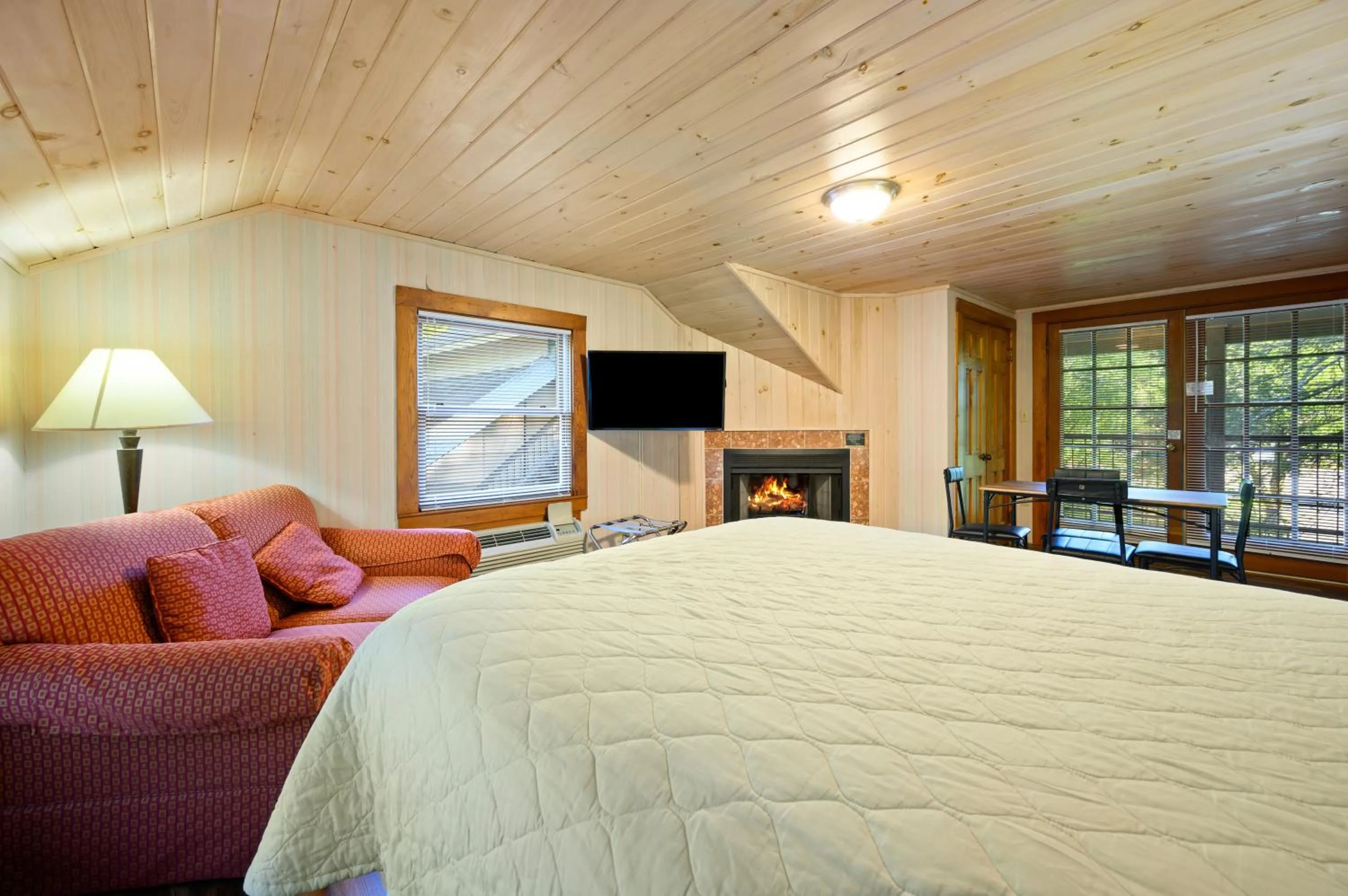 Bed in Carr's Northside Hotel and Cottages