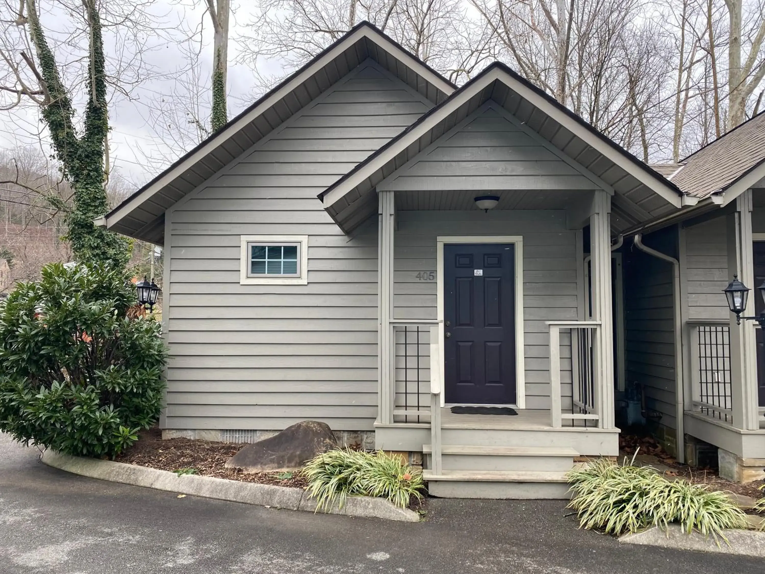 One Bedroom Cottages with Kitchen, Fireplace & Private Balcony on stream in Carr's Northside Hotel and Cottages One Bedroom Cottages with Kitchen, Fireplace & Private Balcony on stream in Carr's Northside Hotel and Cottages