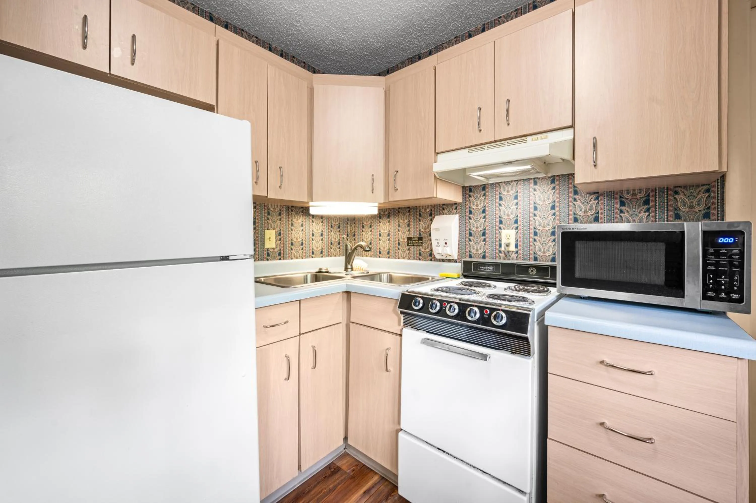 Carr's Northside Hotel and Cottages