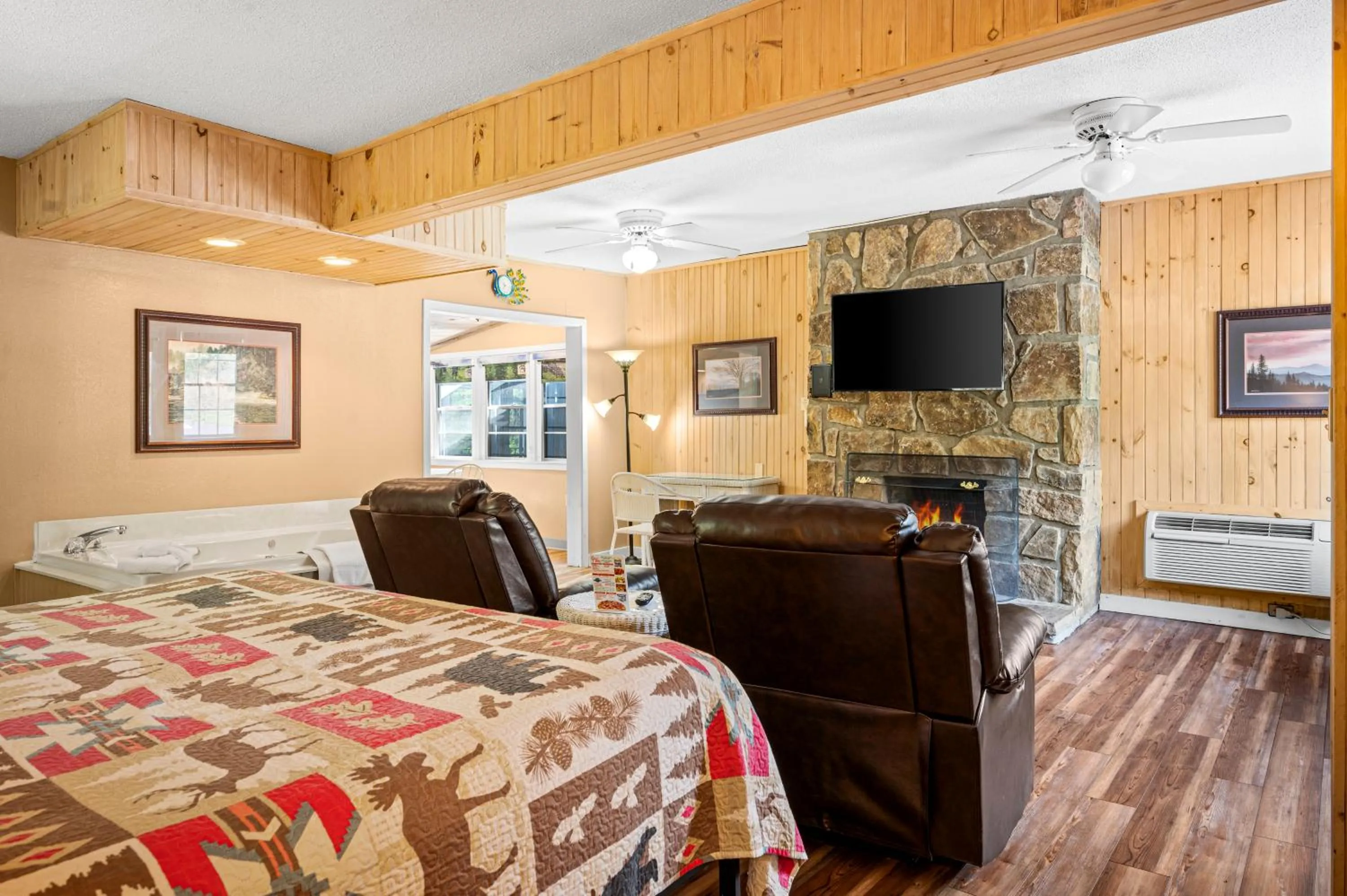 Bed in Carr's Northside Hotel and Cottages