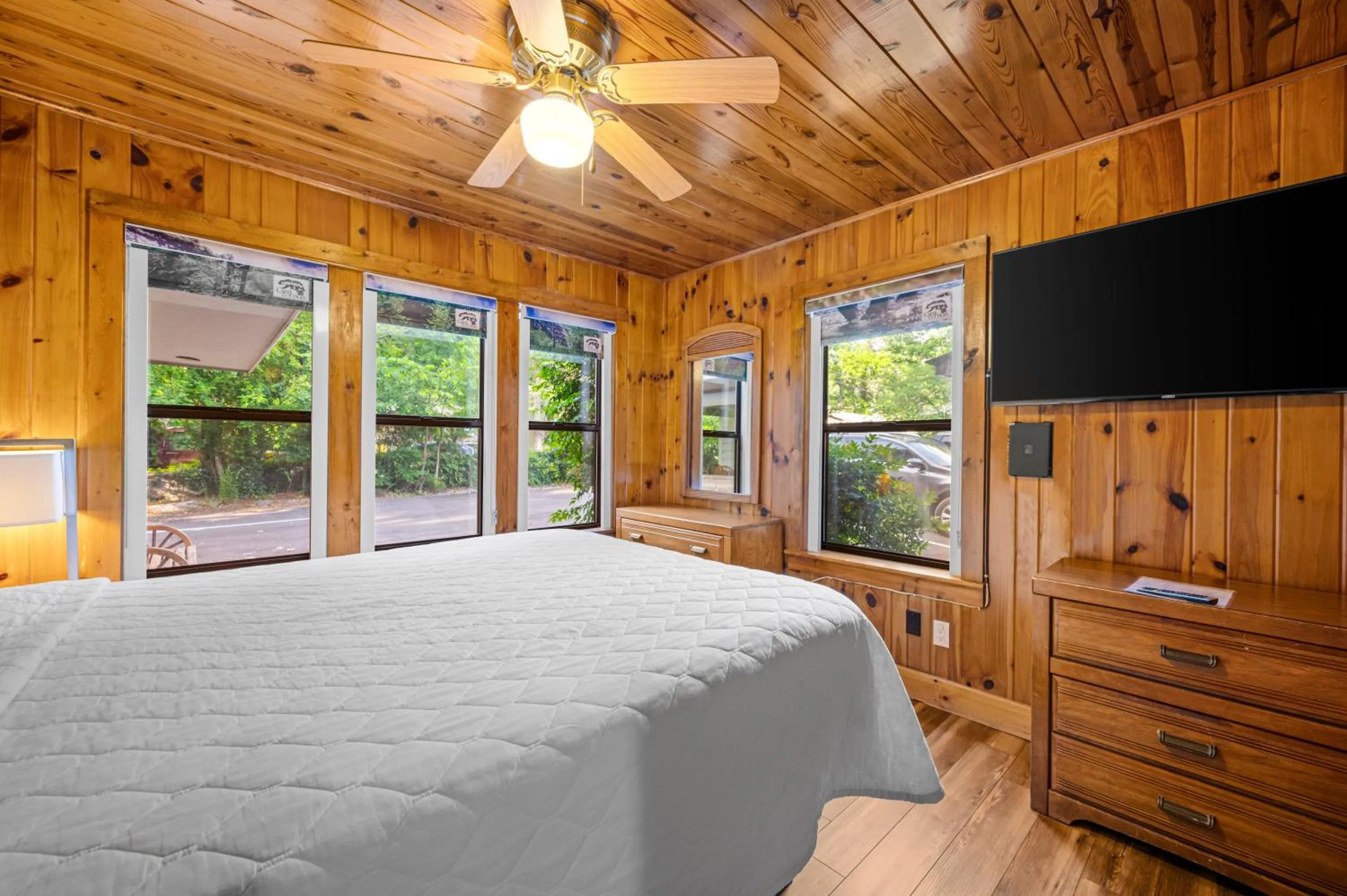 Bed in Carr's Northside Hotel and Cottages