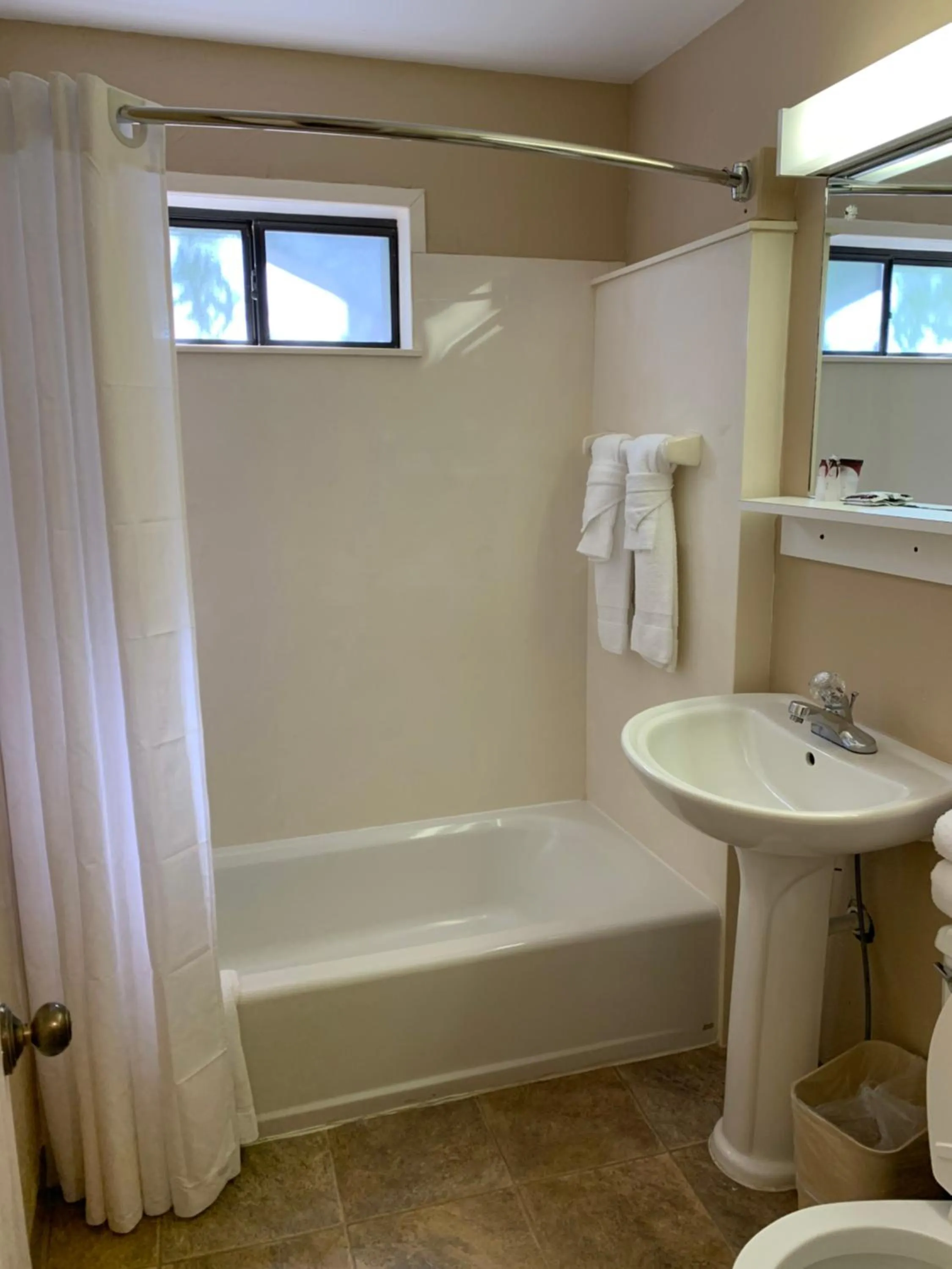 Carr's Northside Hotel and Cottages