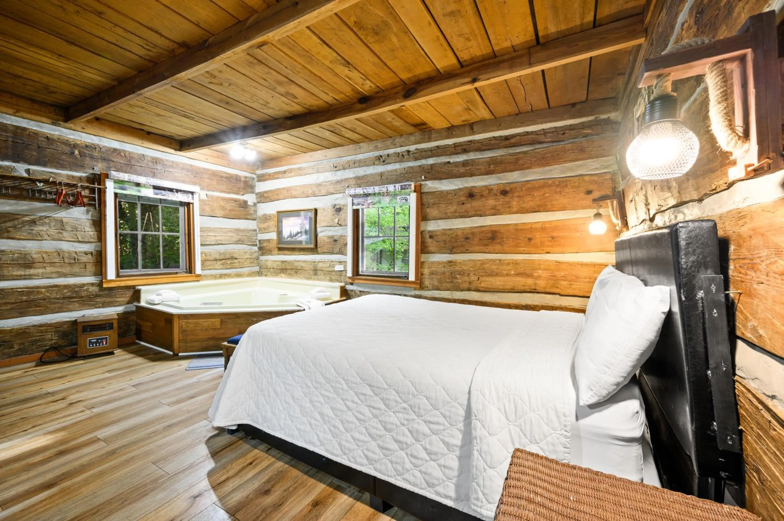 Bed in Carr's Northside Hotel and Cottages