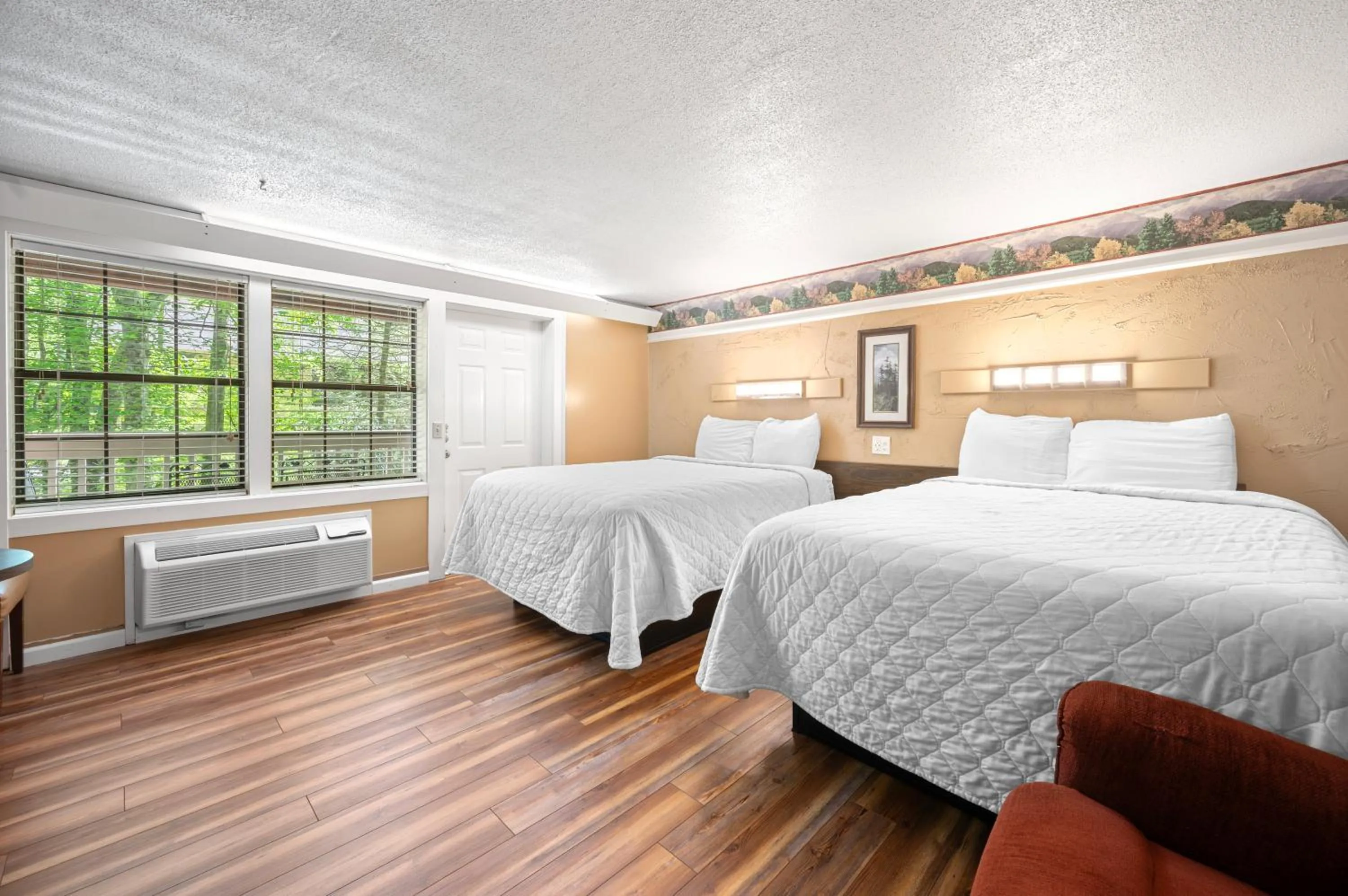 Bed in Carr's Northside Hotel and Cottages