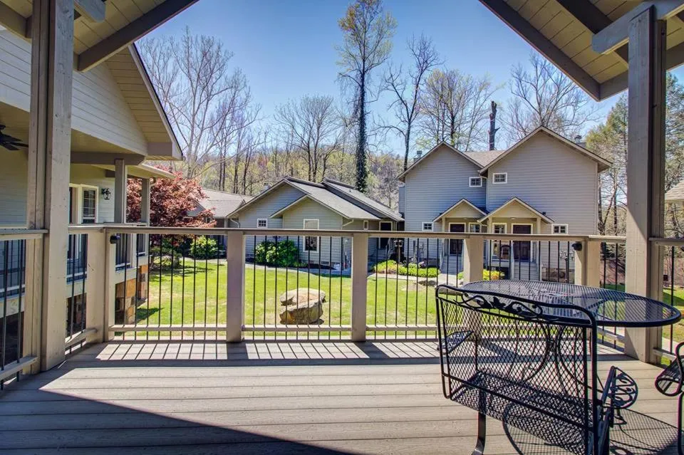 Patio in Carr's Northside Hotel and Cottages