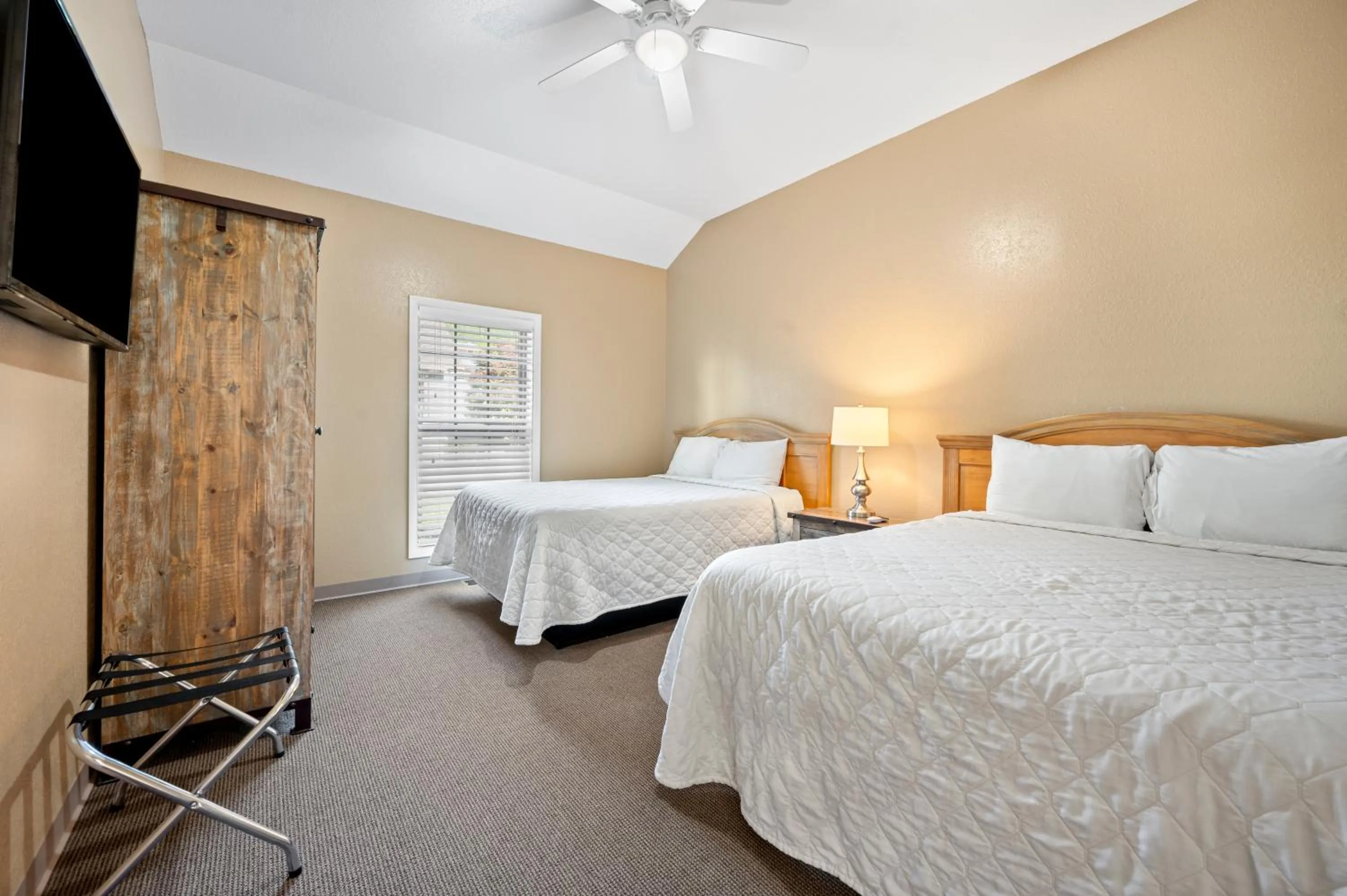 Bed in Carr's Northside Hotel and Cottages