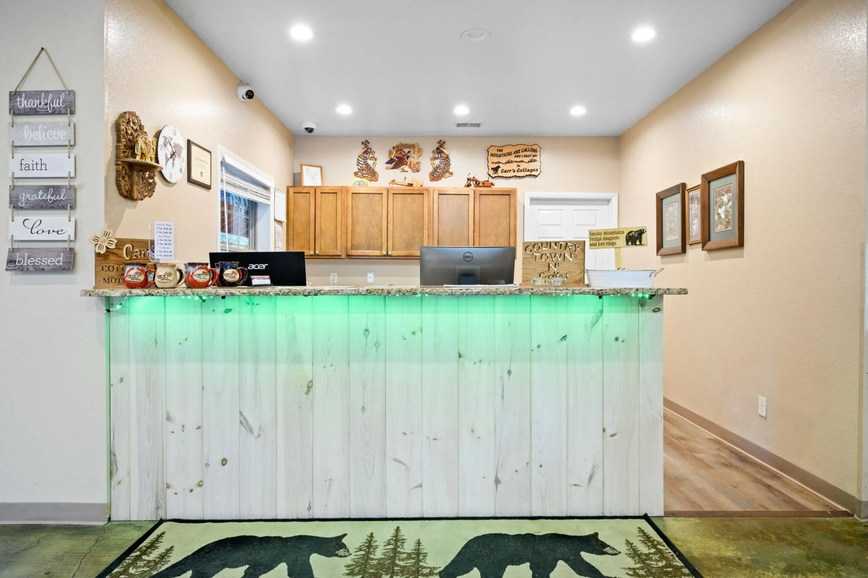 Carr's Northside Hotel and Cottages