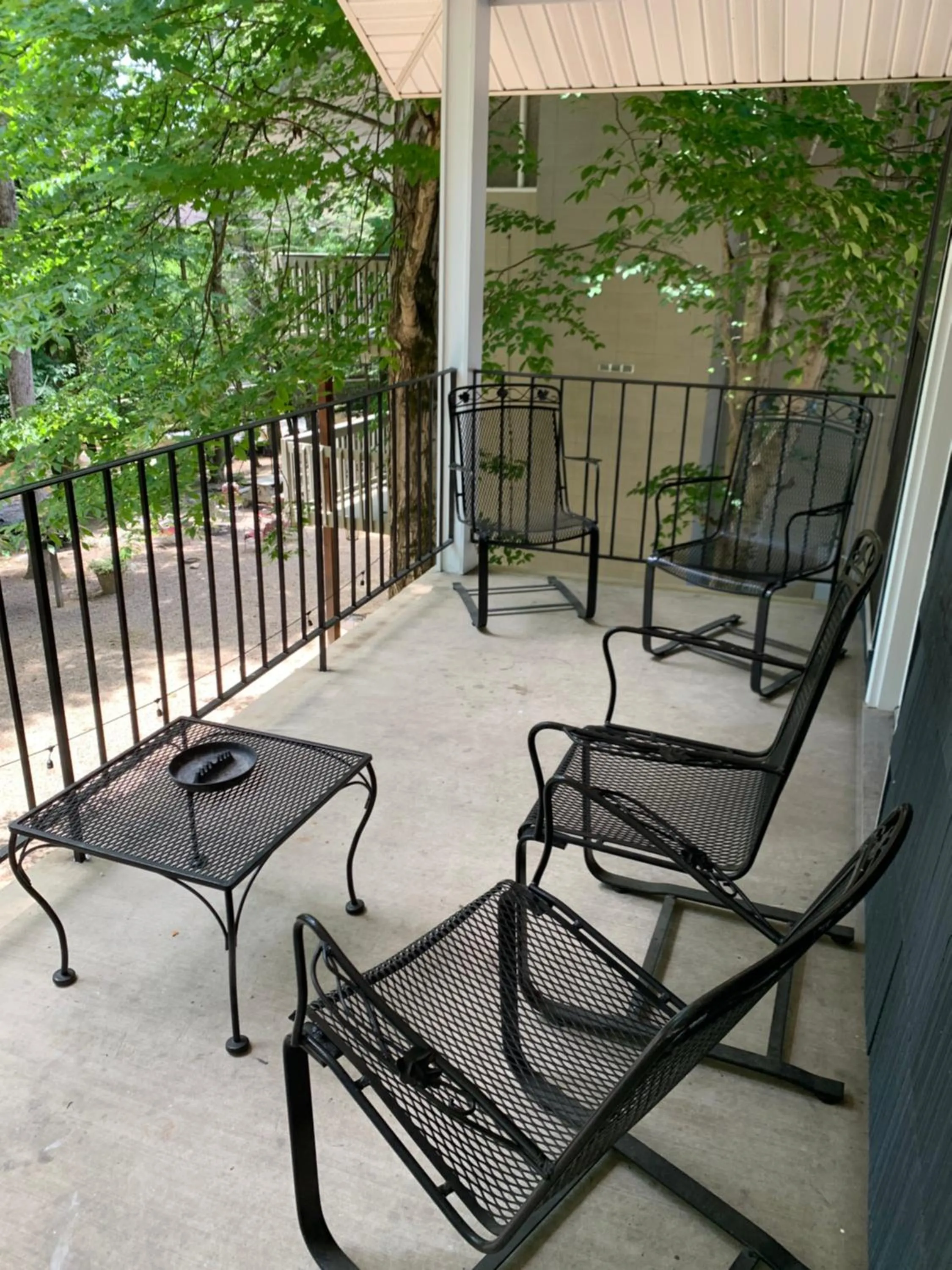 Patio in Carr's Northside Hotel and Cottages