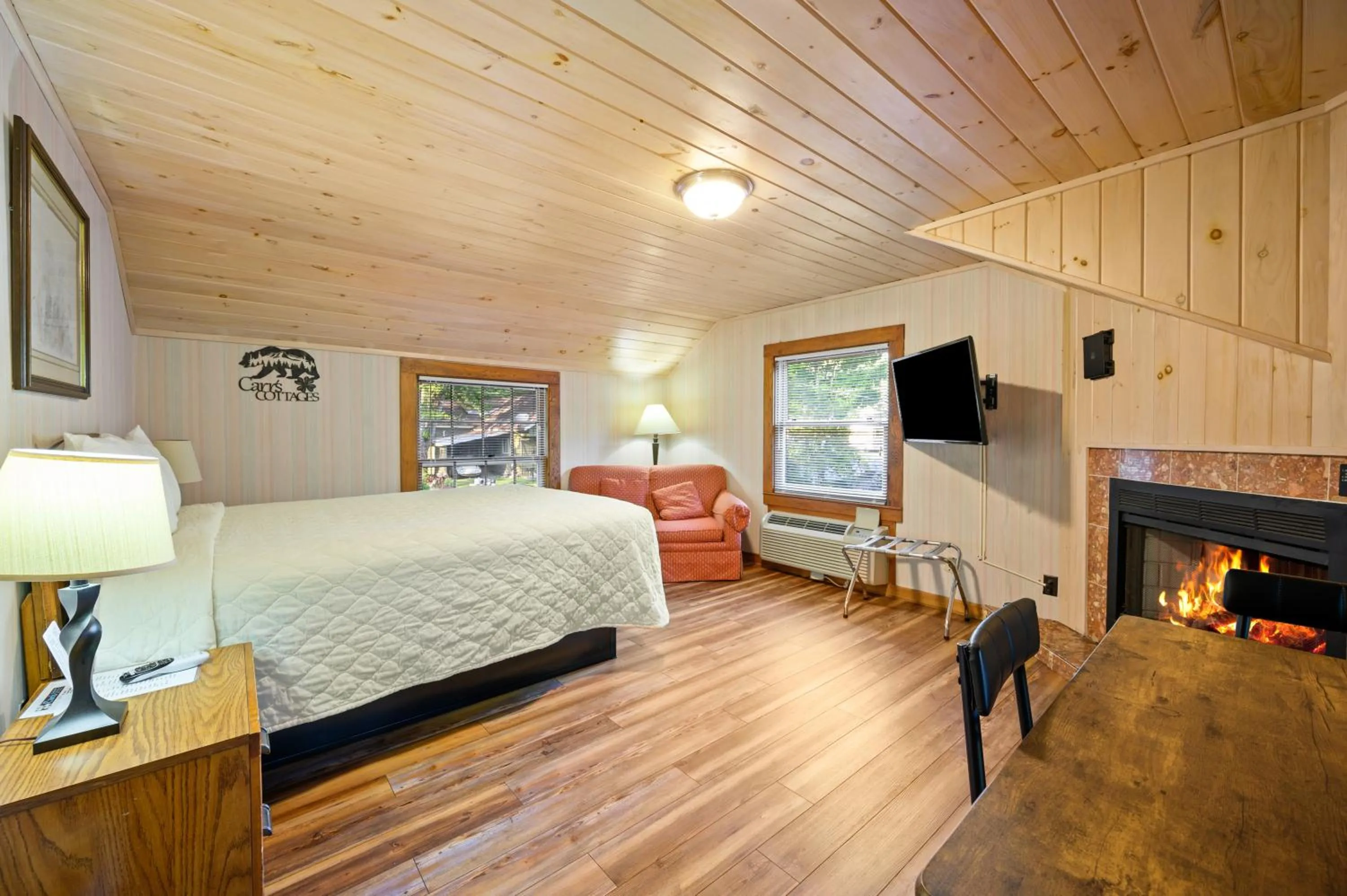 Bed in Carr's Northside Hotel and Cottages