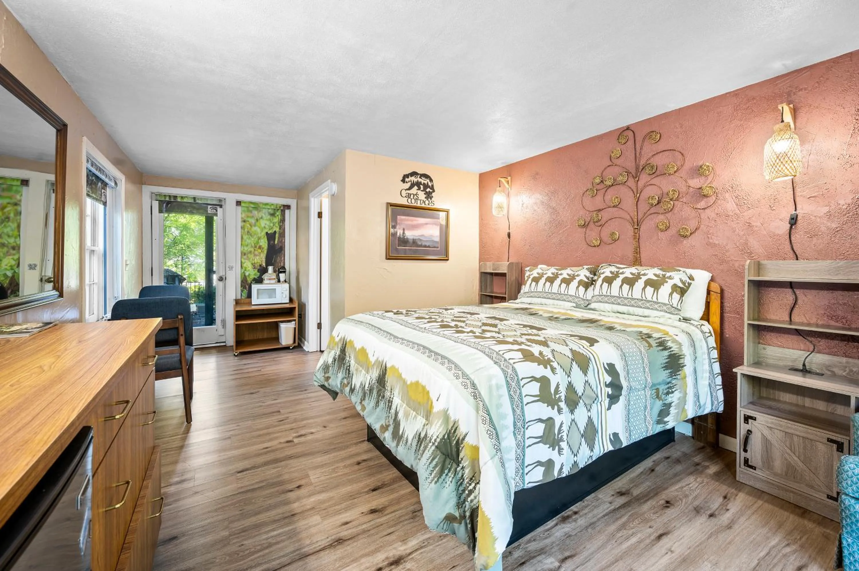 Bed in Carr's Northside Hotel and Cottages