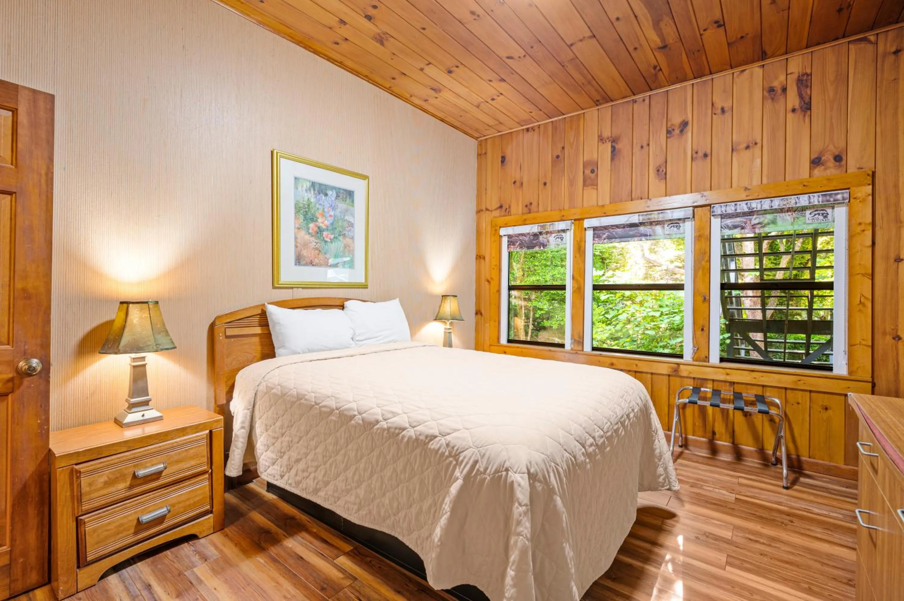 Bed in Carr's Northside Hotel and Cottages