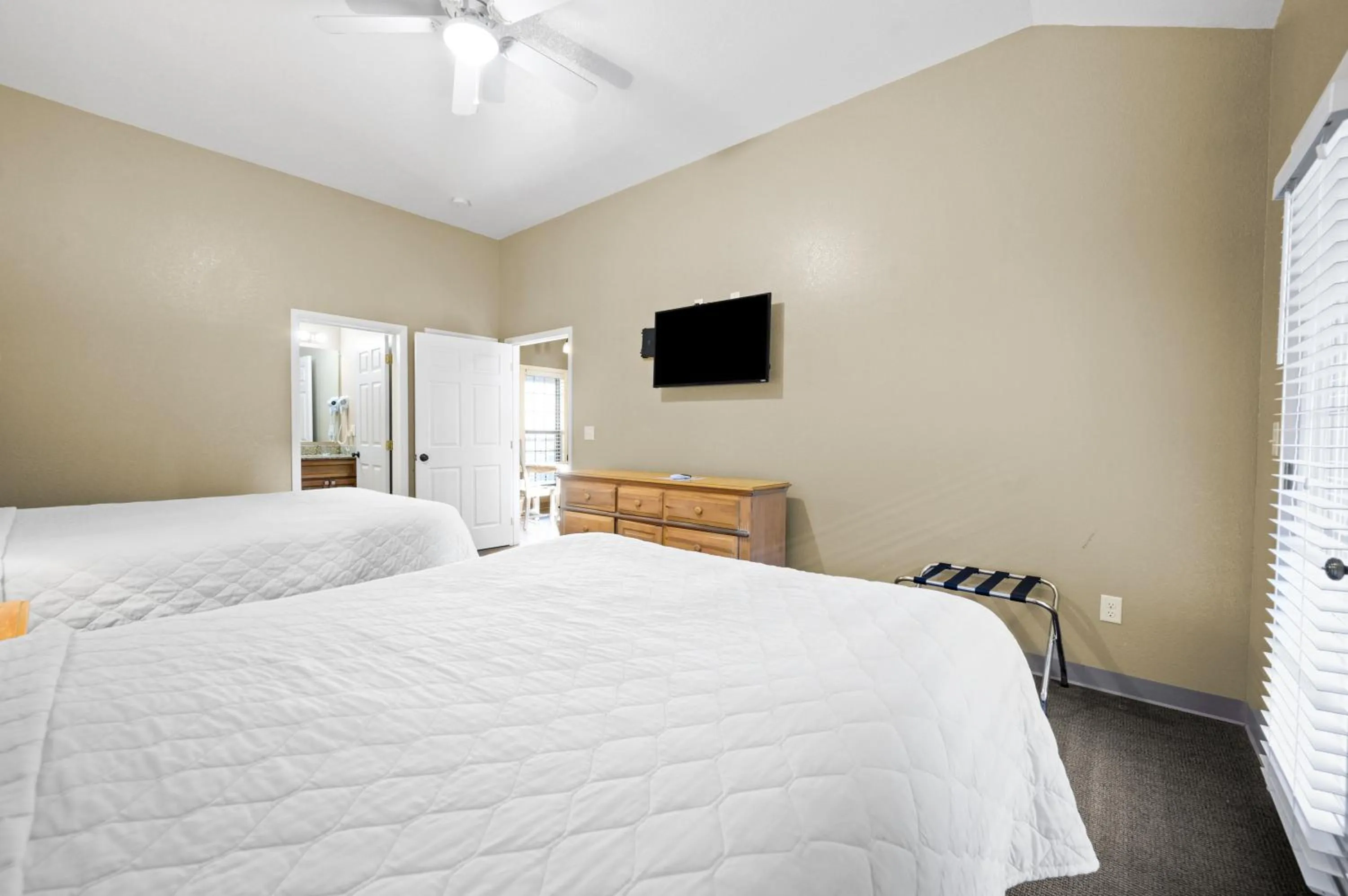 Bed in Carr's Northside Hotel and Cottages