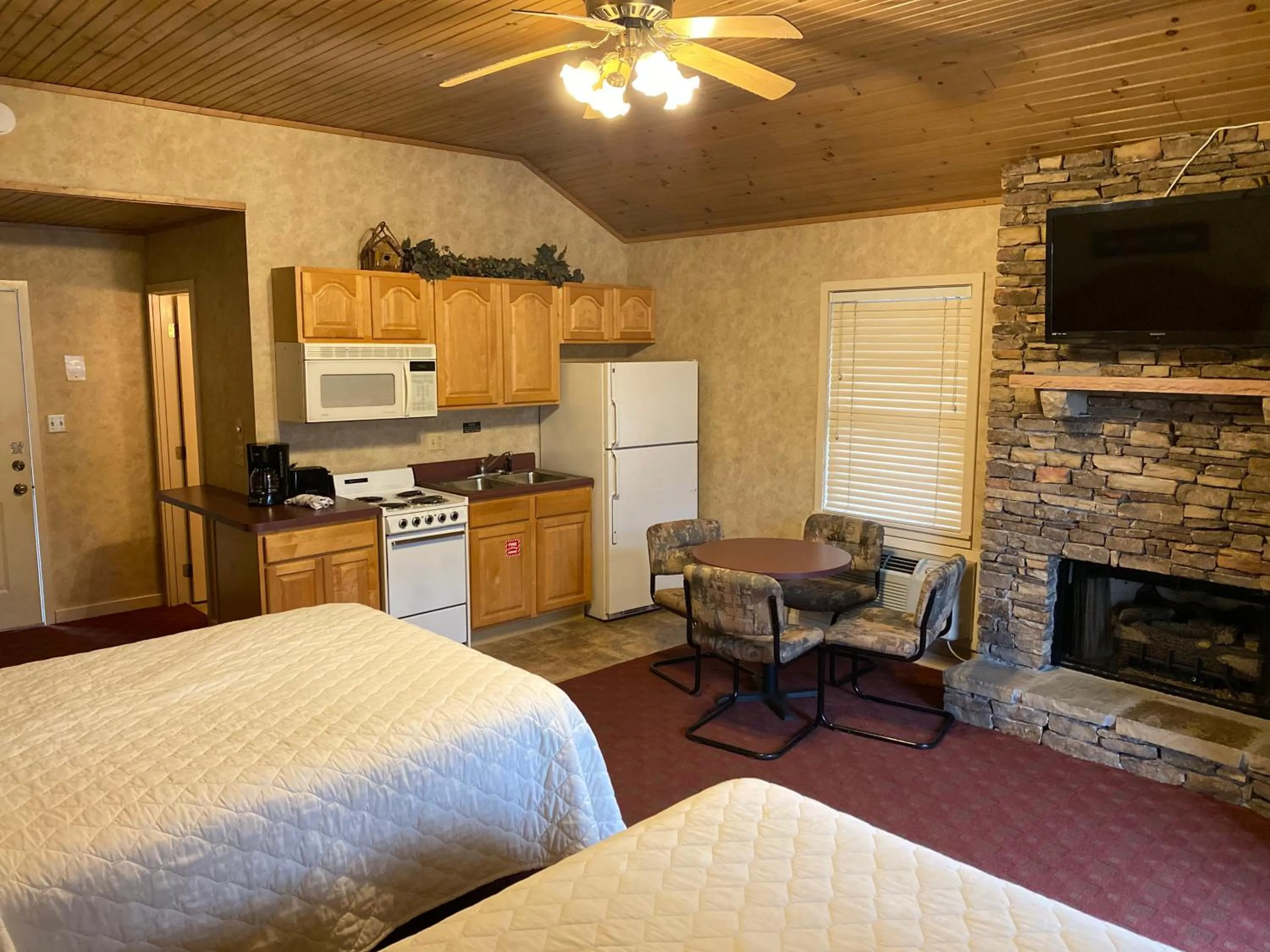 Carr's Northside Hotel and Cottages