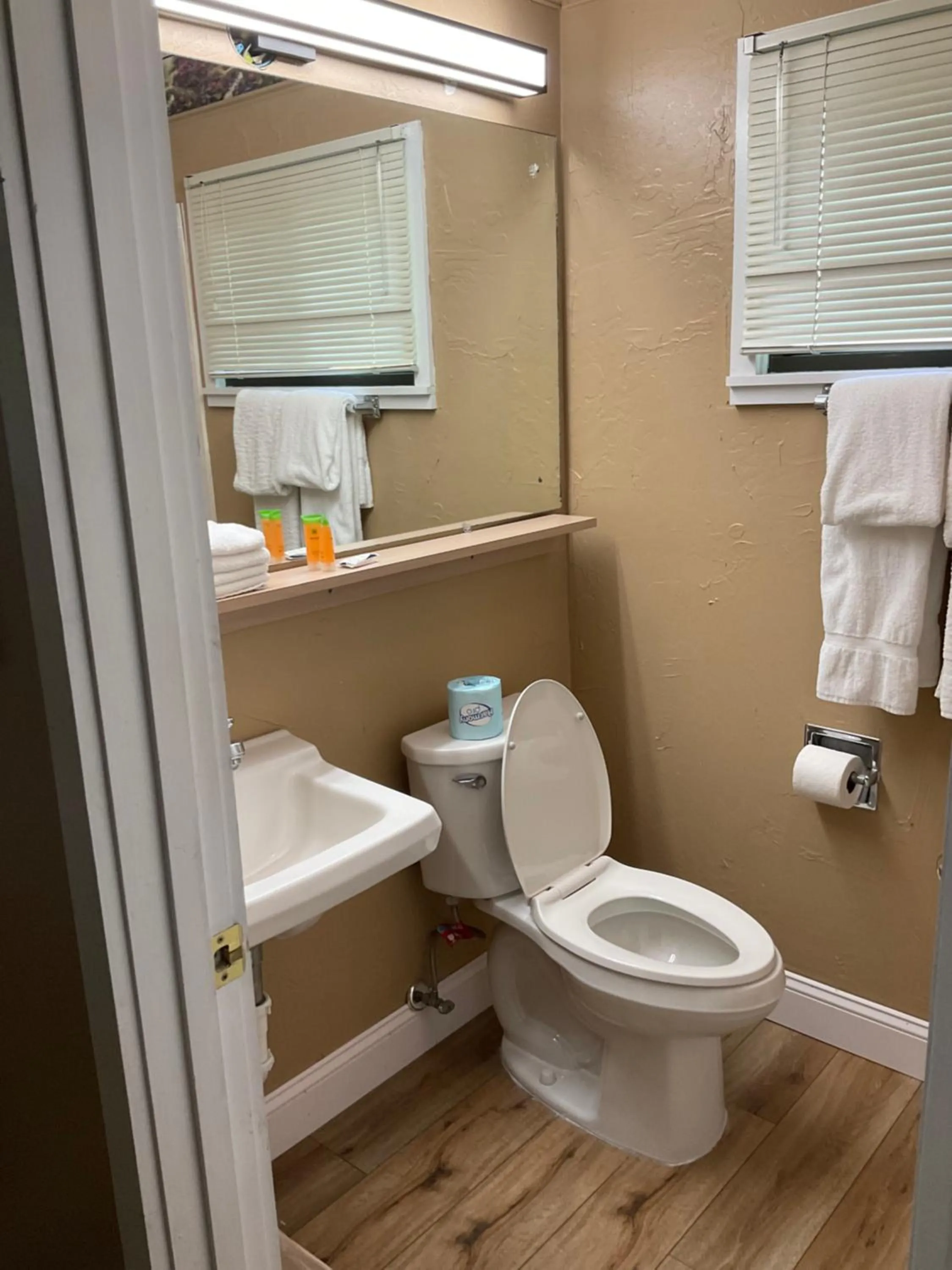 Carr's Northside Hotel and Cottages