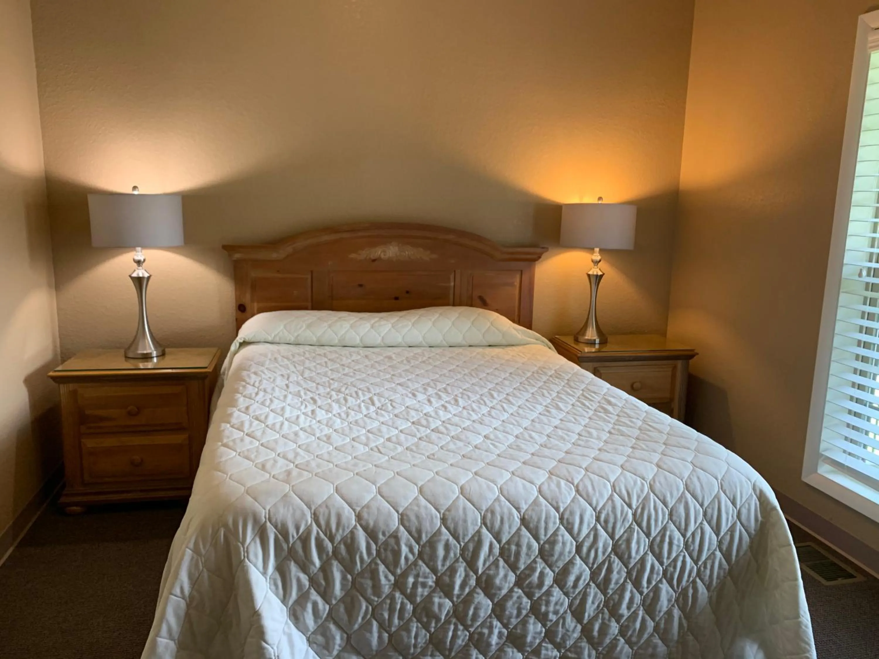 Bedroom, Bed in Carr's Northside Hotel and Cottages