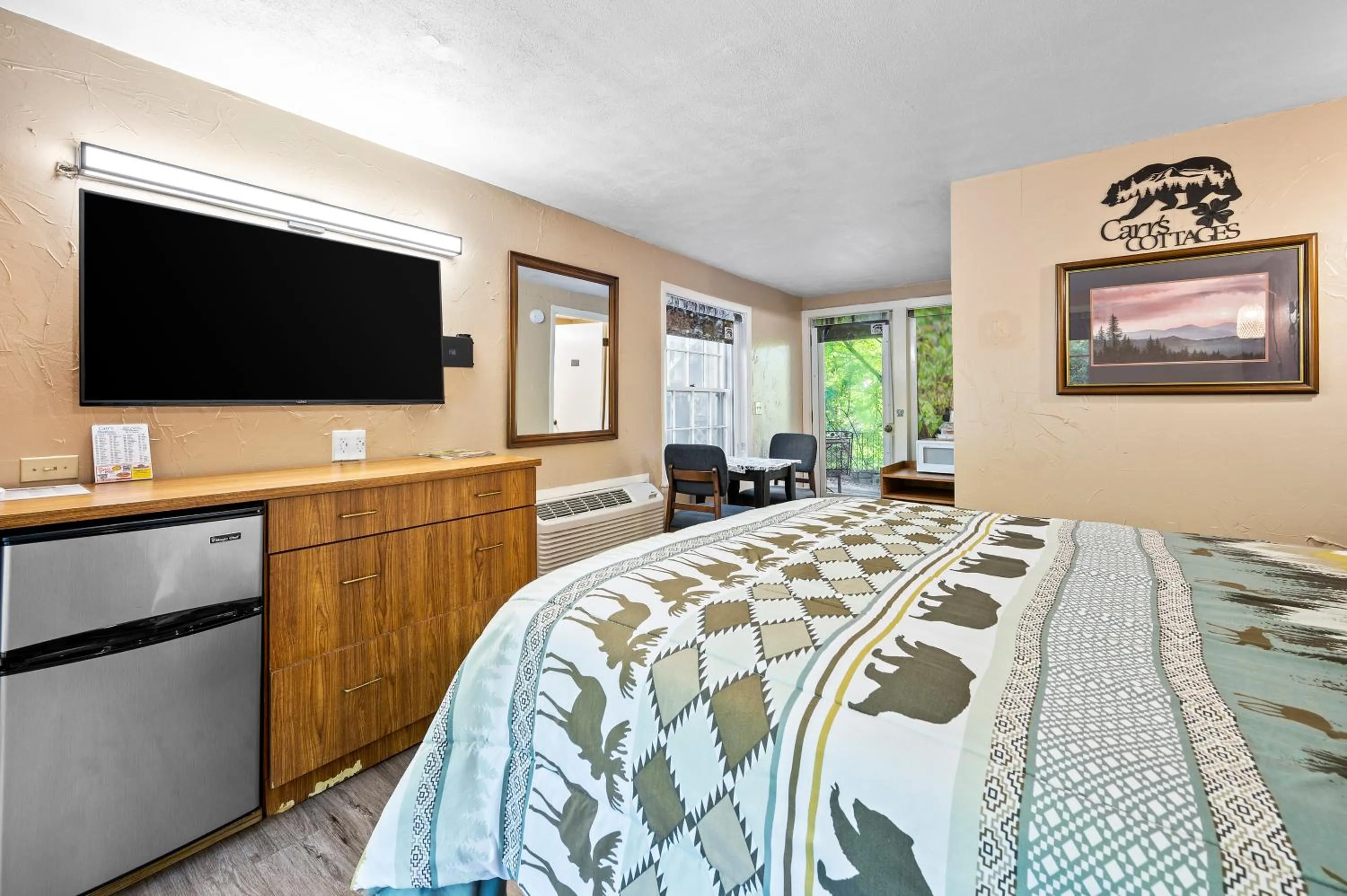 Bed in Carr's Northside Hotel and Cottages