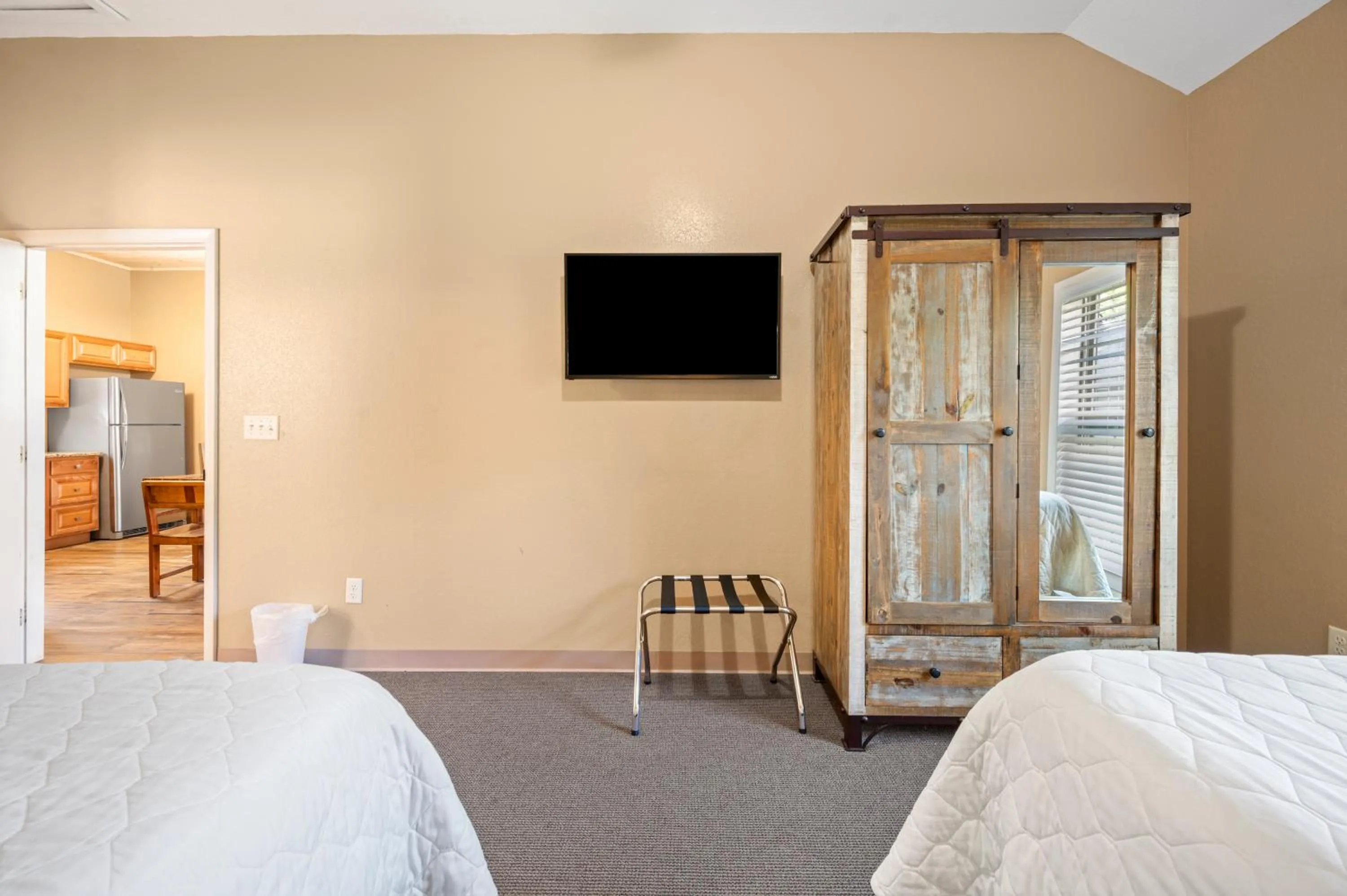 Bed in Carr's Northside Hotel and Cottages