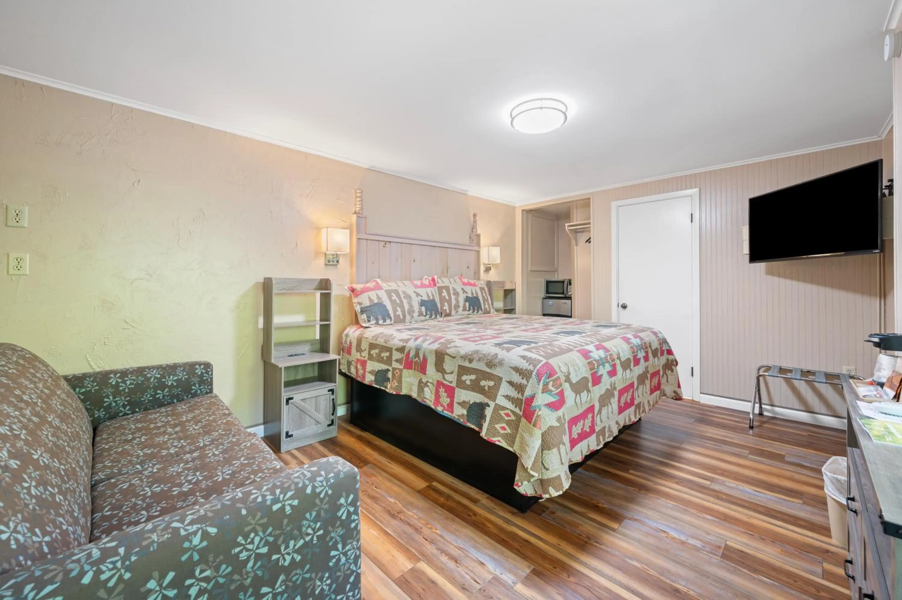 Bed in Carr's Northside Hotel and Cottages