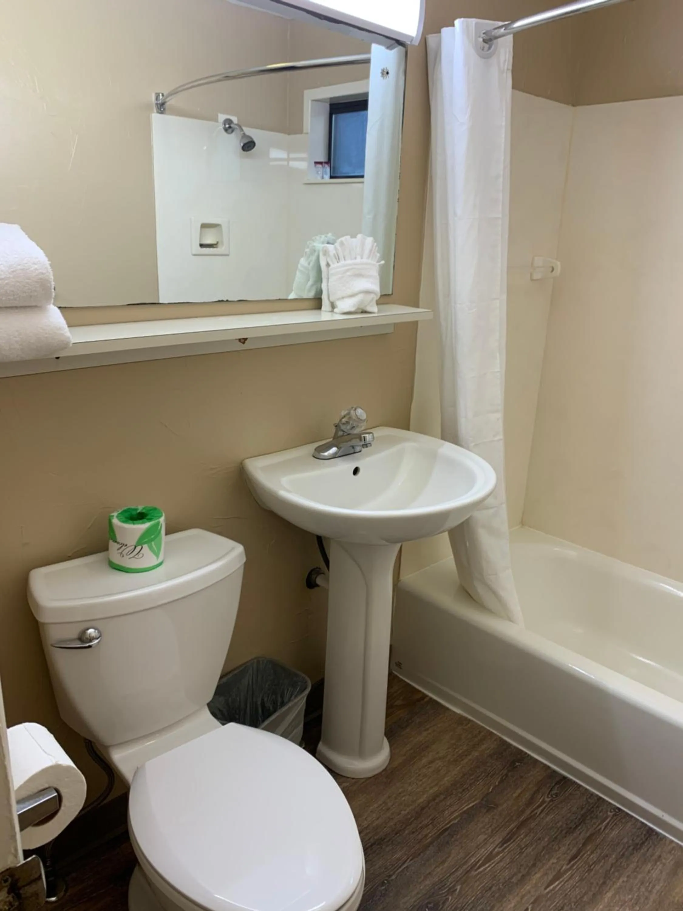Bathroom in Carr's Northside Hotel and Cottages