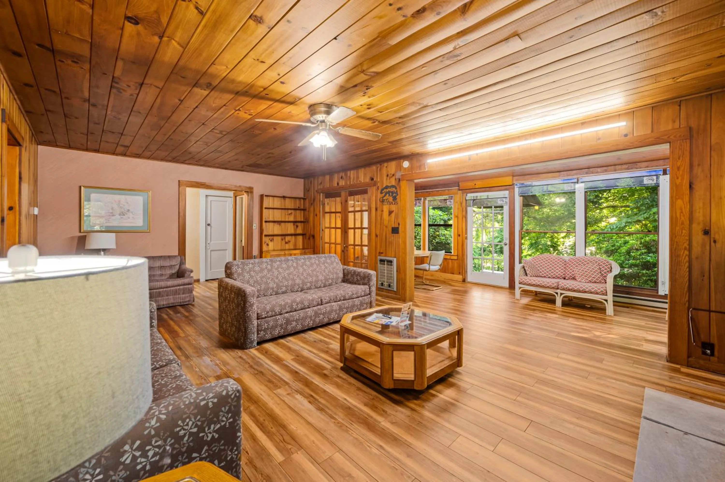 Carr's Northside Hotel and Cottages