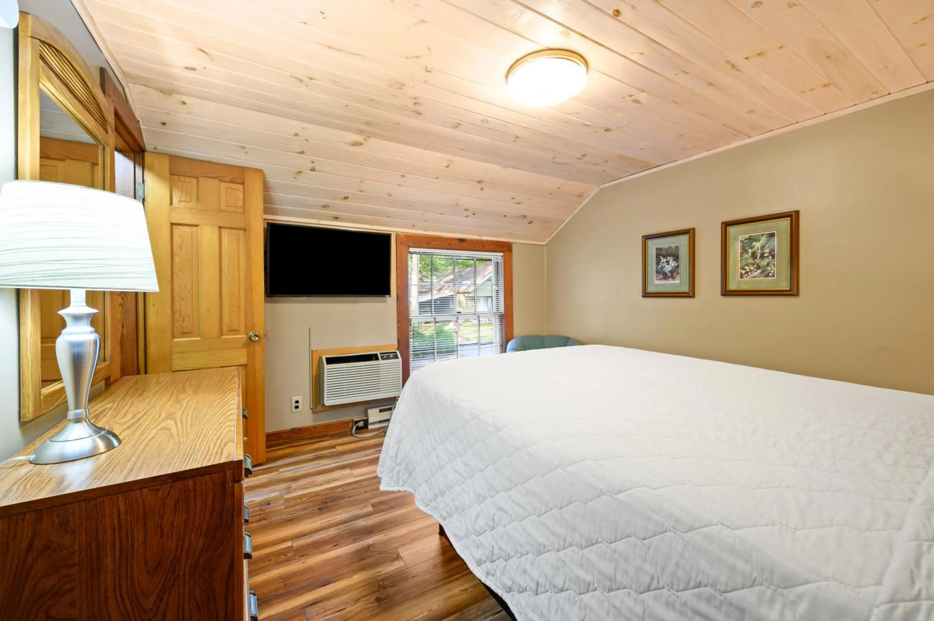 Bed in Carr's Northside Hotel and Cottages