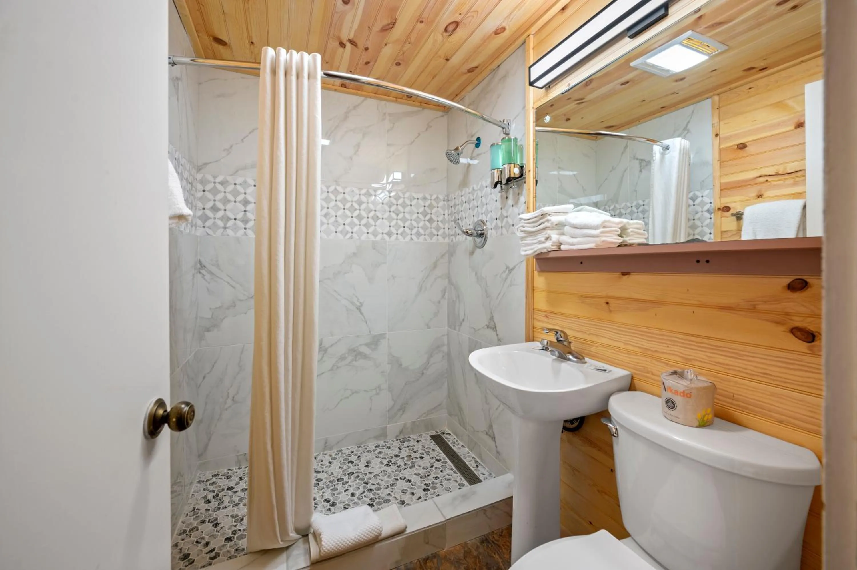 Carr's Northside Hotel and Cottages