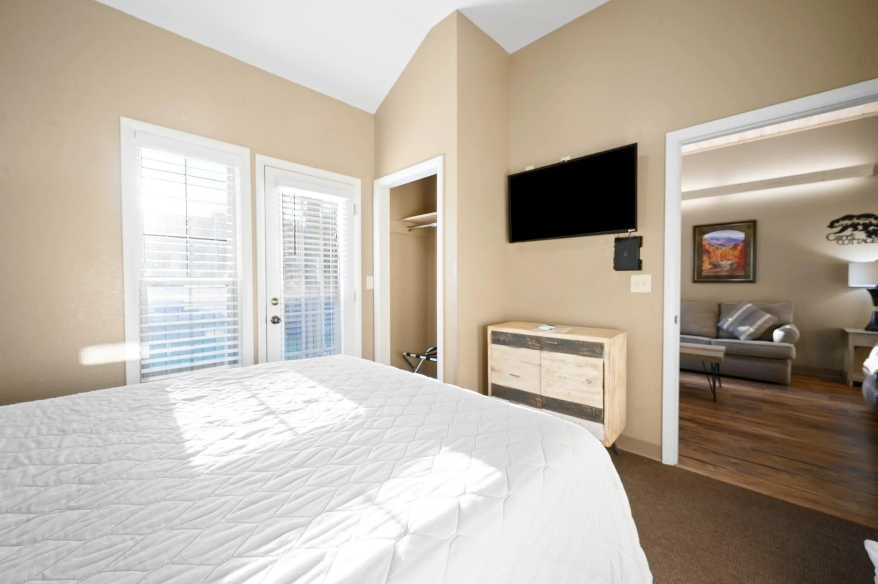 Bed in Carr's Northside Hotel and Cottages