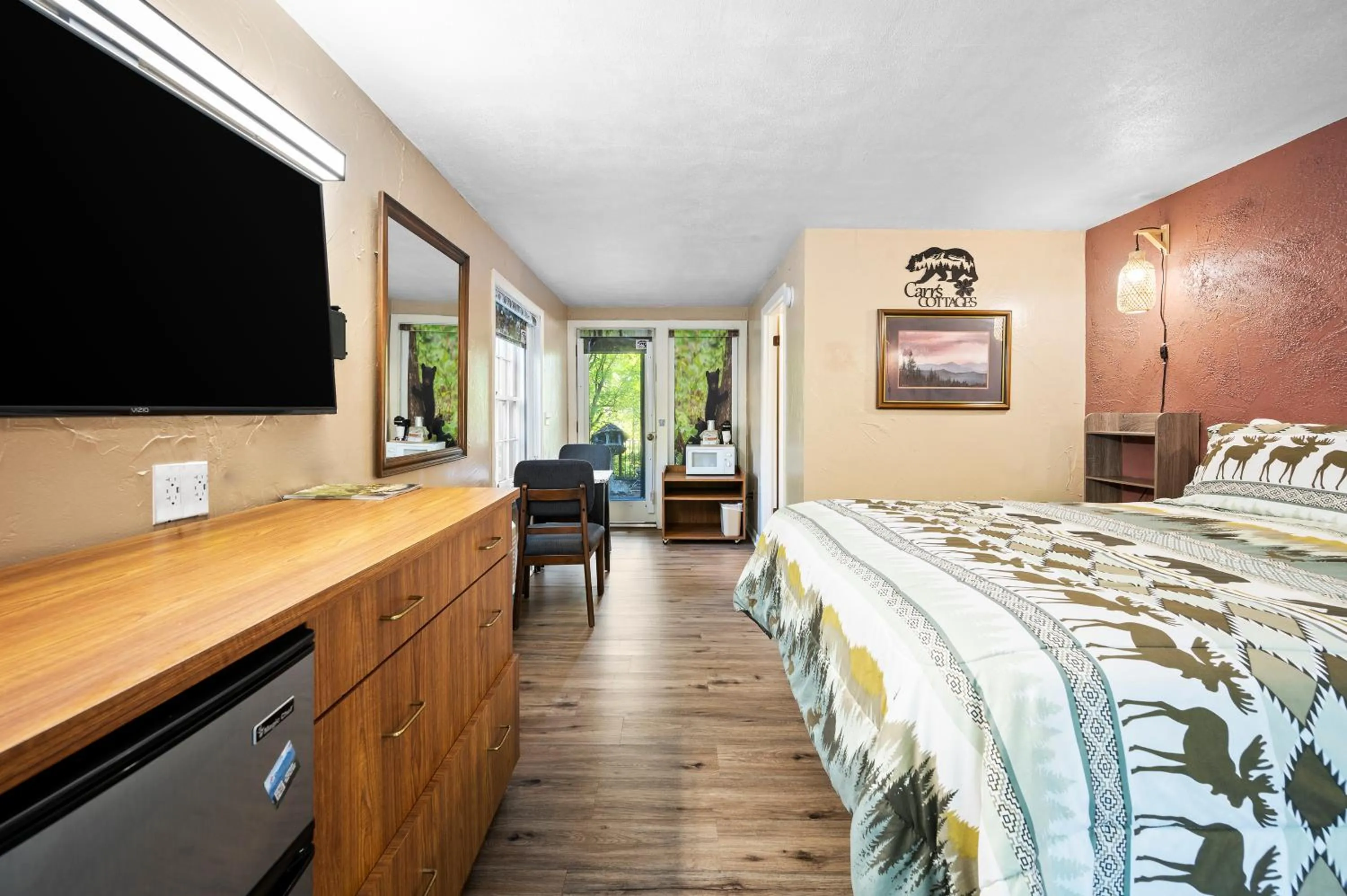 Bed in Carr's Northside Hotel and Cottages