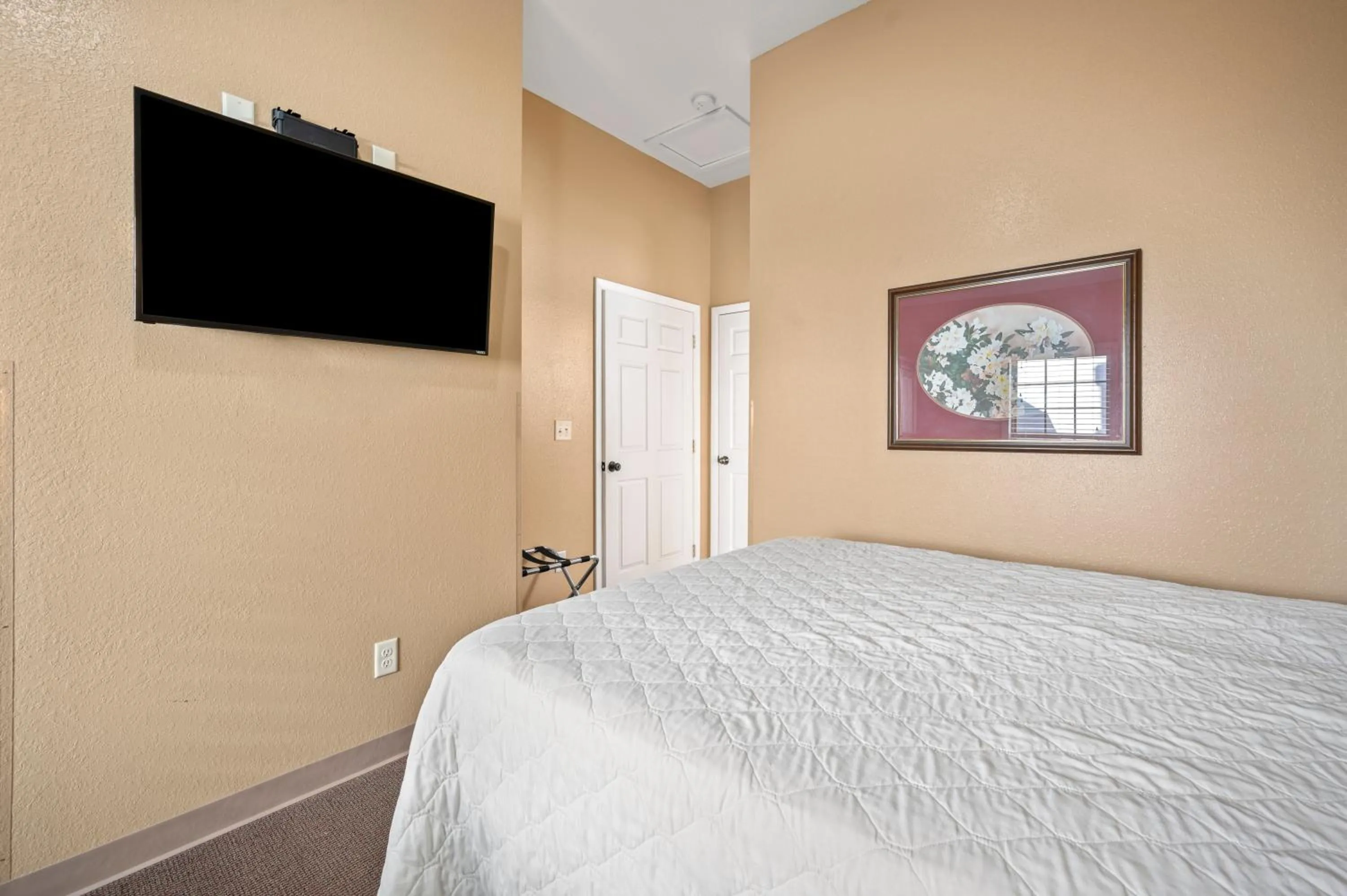 Bed in Carr's Northside Hotel and Cottages