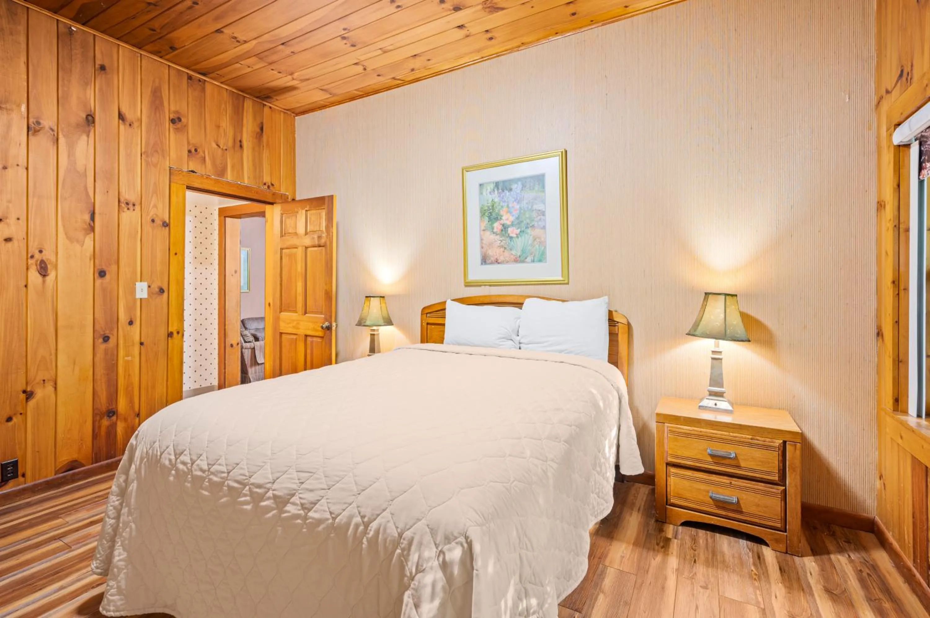 Bed in Carr's Northside Hotel and Cottages