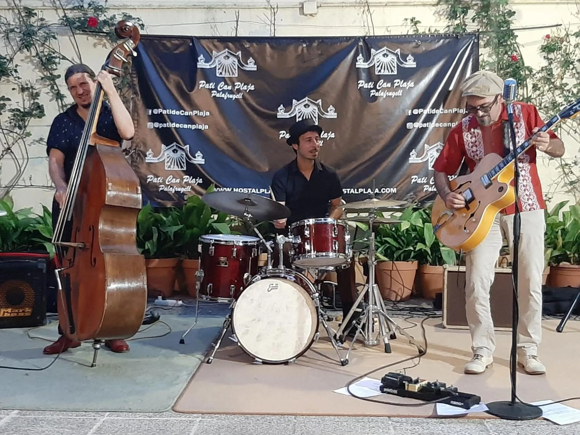 Restaurant/places to eat in Hostal Plaja i Pati de Can Plaja