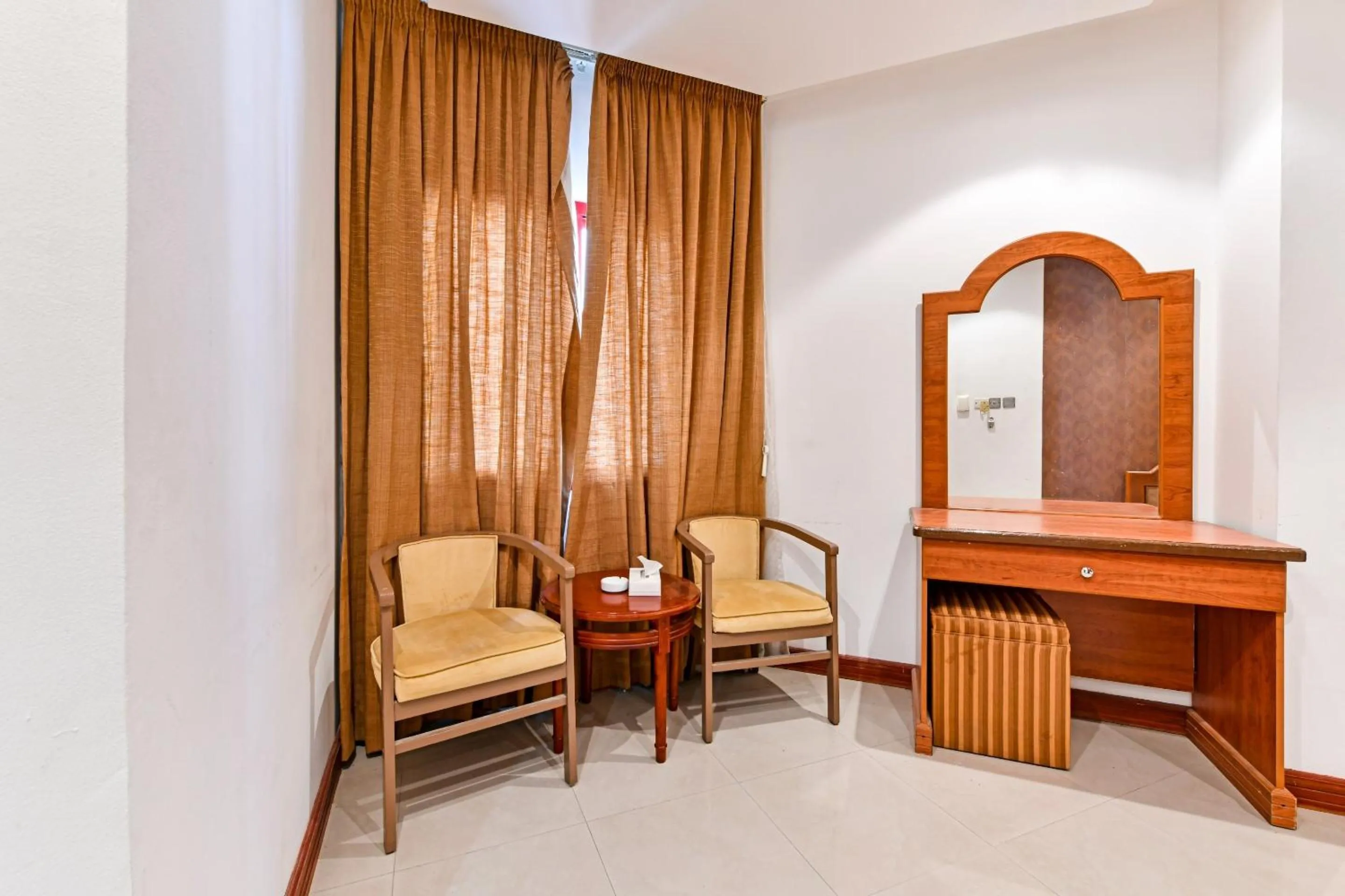 Bedroom in OYO 118 Revira Hotel