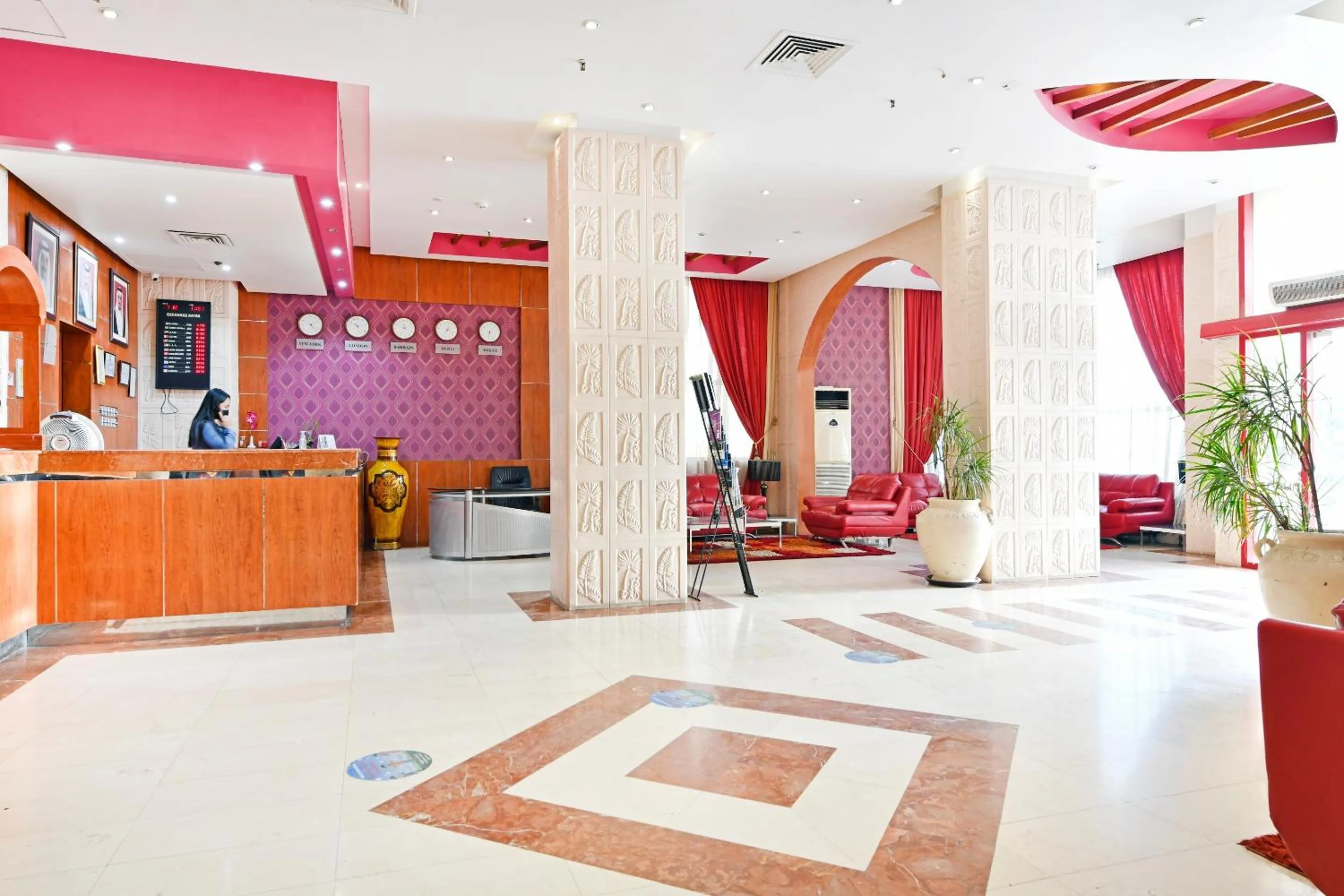 Lobby or reception in OYO 118 Revira Hotel