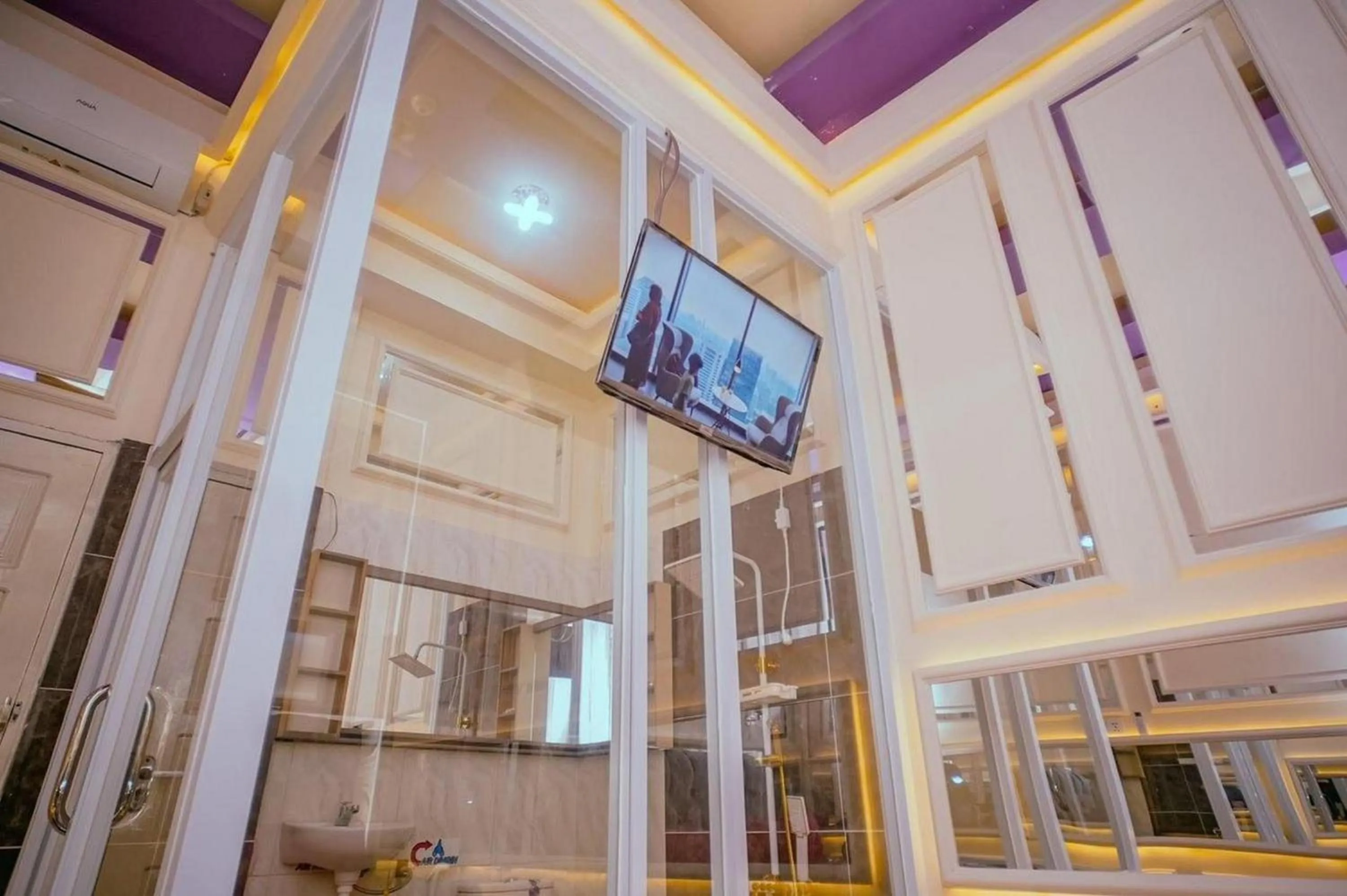 TV and multimedia in The One Hotel Gorontalo Mitra RedDoorz