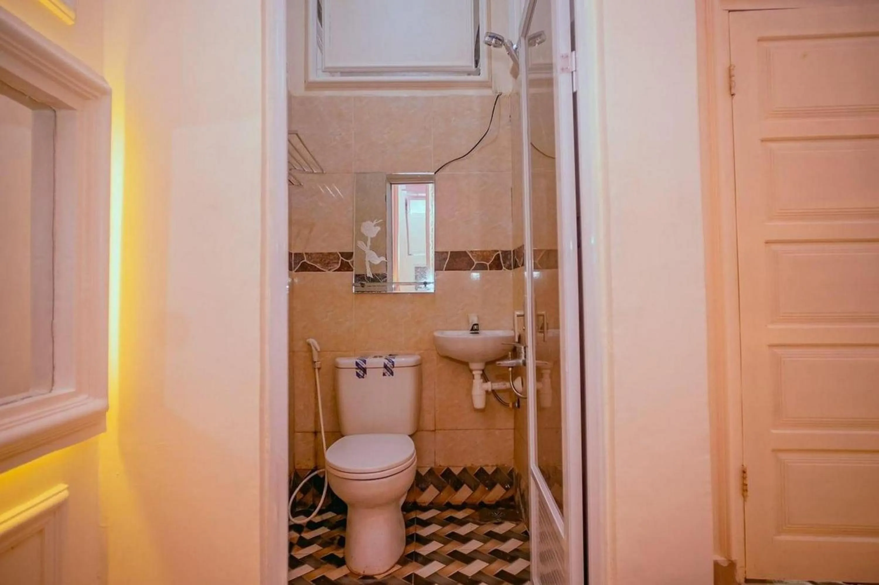 Bathroom in The One Hotel Gorontalo Mitra RedDoorz