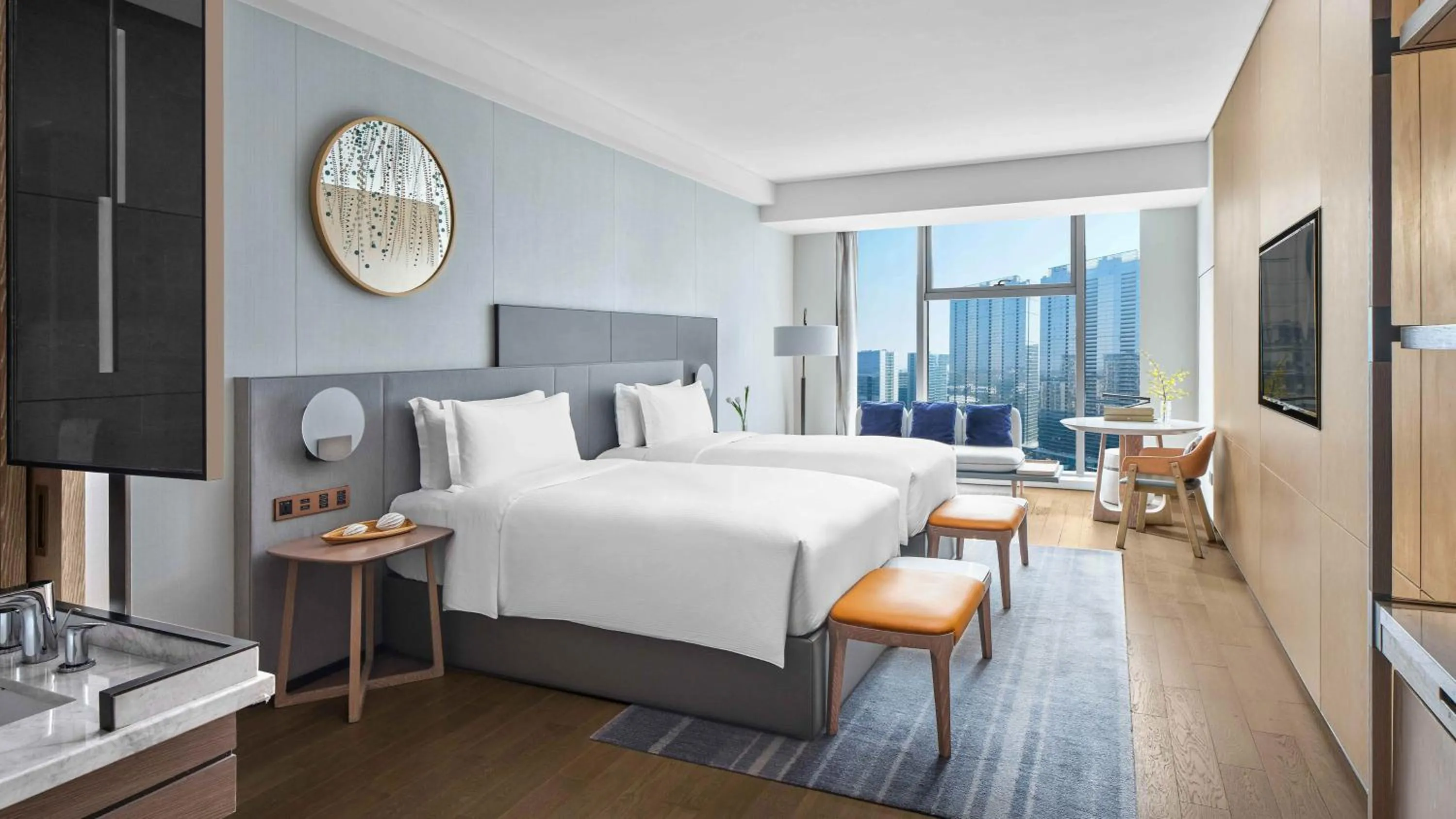 Photo of the whole room, Bed in Vignette Collection Hangzhou Huaxia Center Hotel by IHG