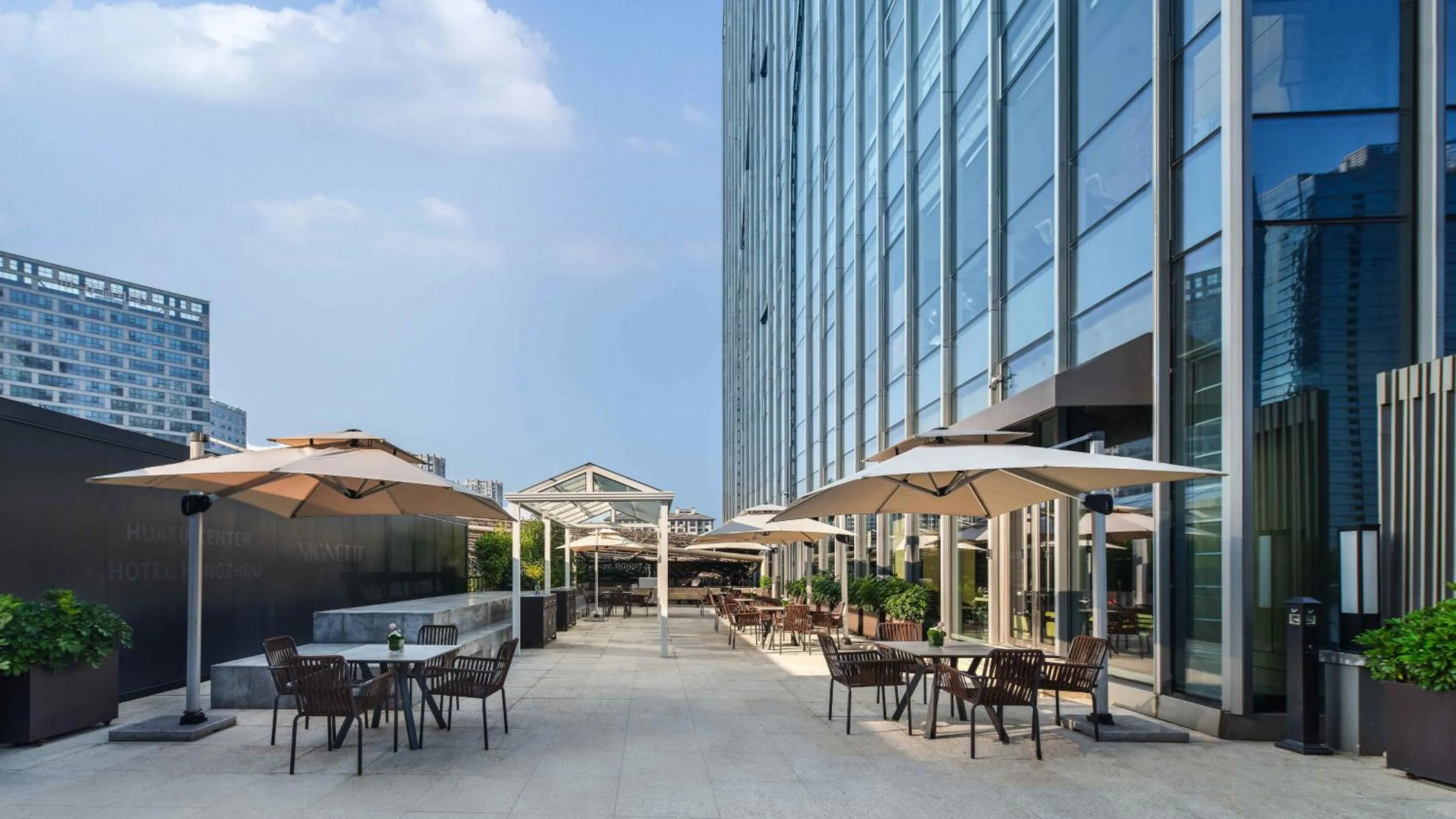 Restaurant/places to eat in Vignette Collection Hangzhou Huaxia Center Hotel by IHG