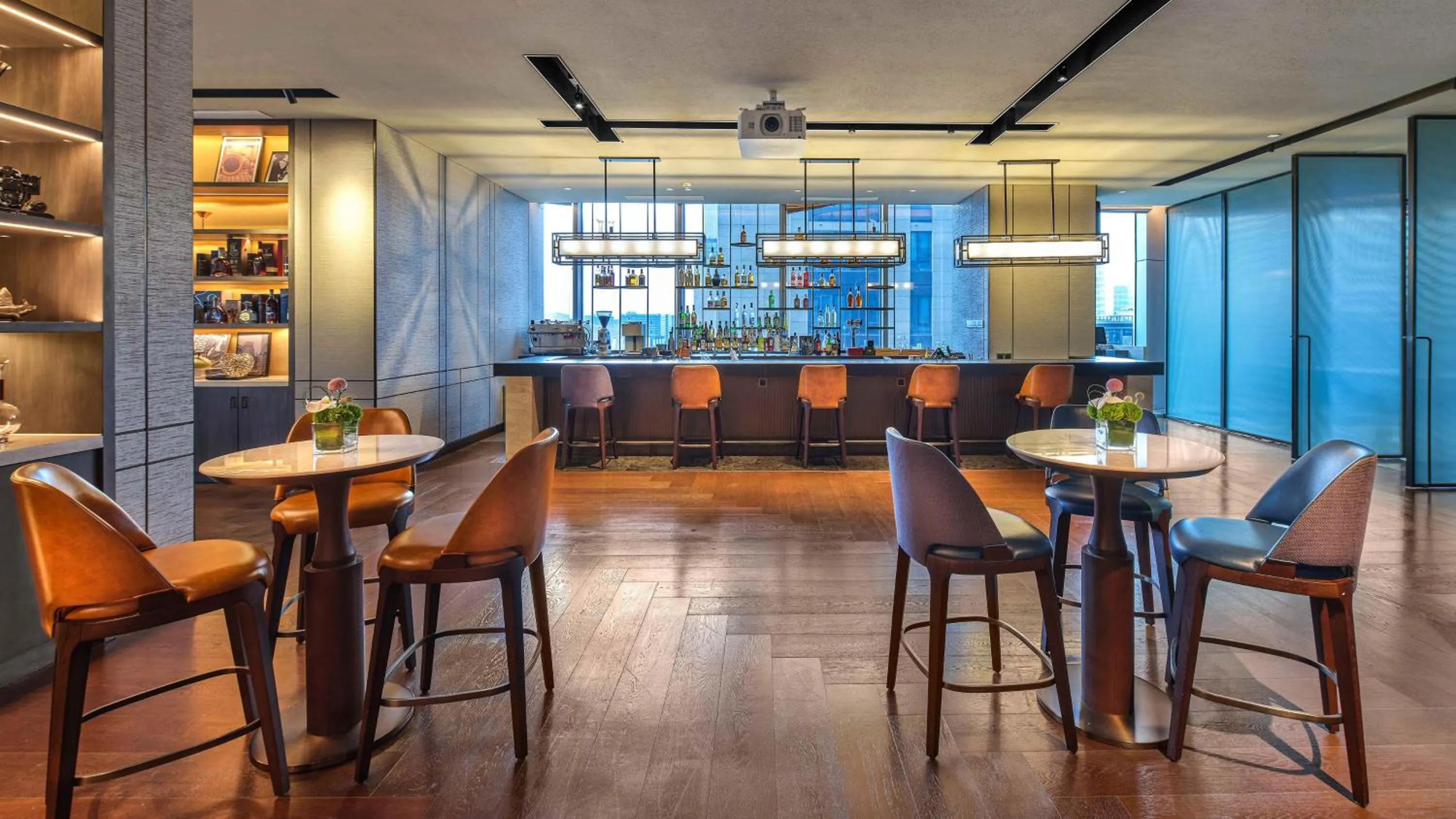 Lounge or bar in Vignette Collection Hangzhou Huaxia Center Hotel by IHG