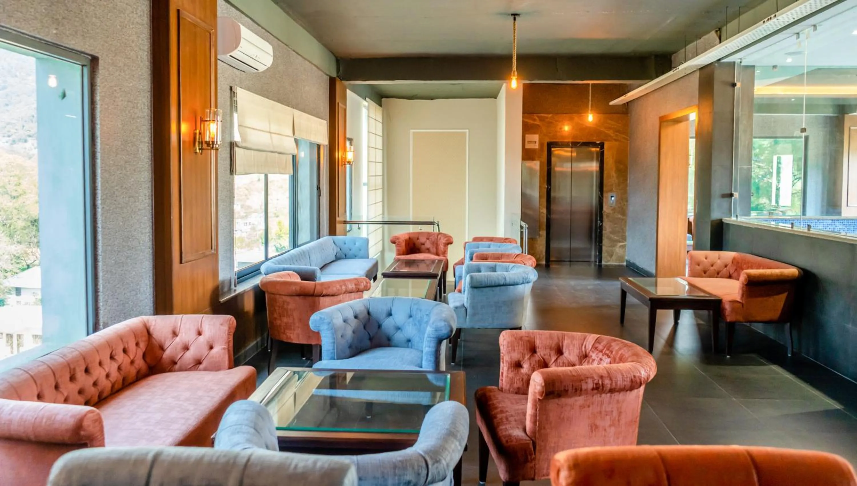 Lounge or bar in juSTa Palampur Resort & Convention Centre