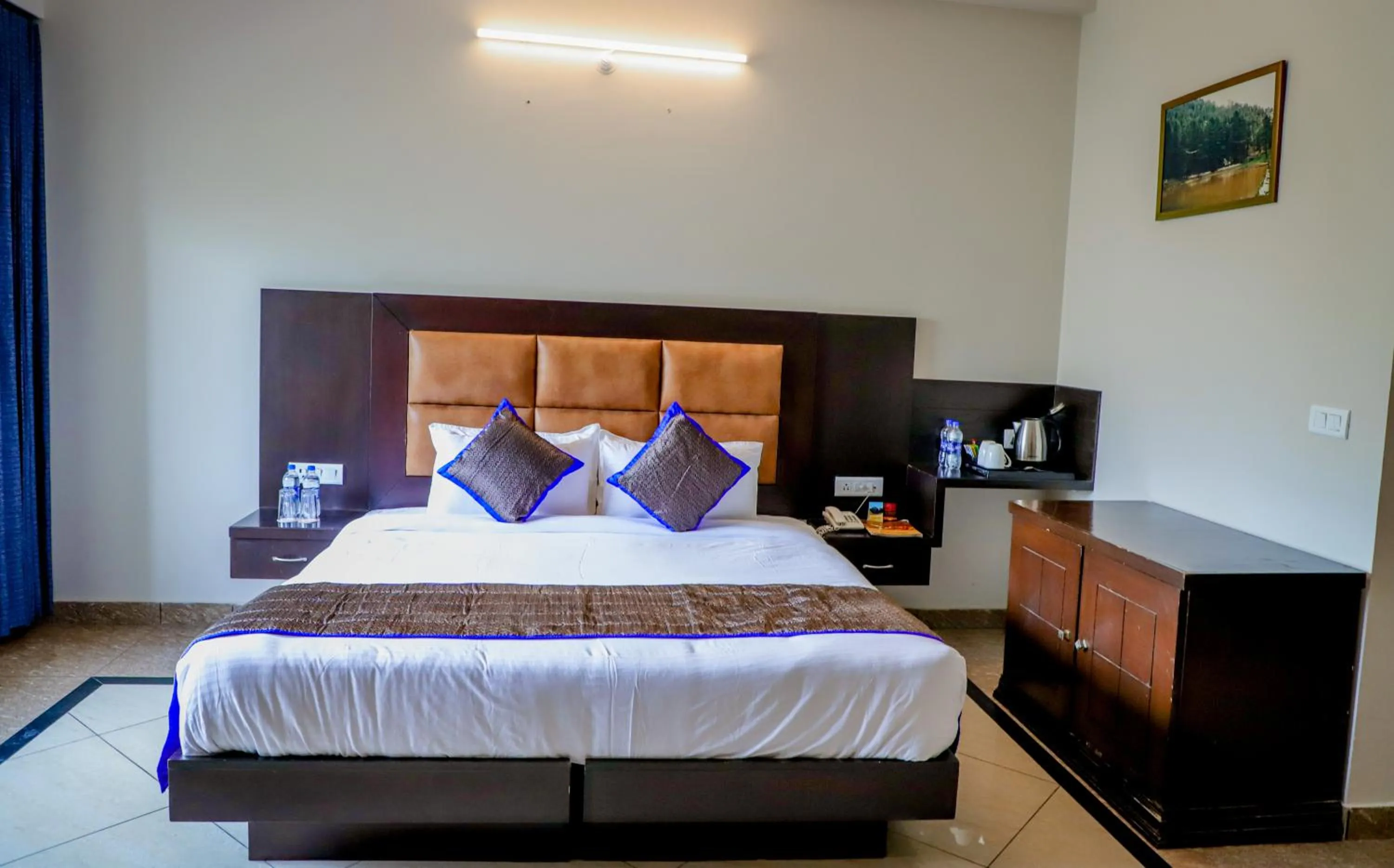 Bed in juSTa Palampur Resort & Convention Centre