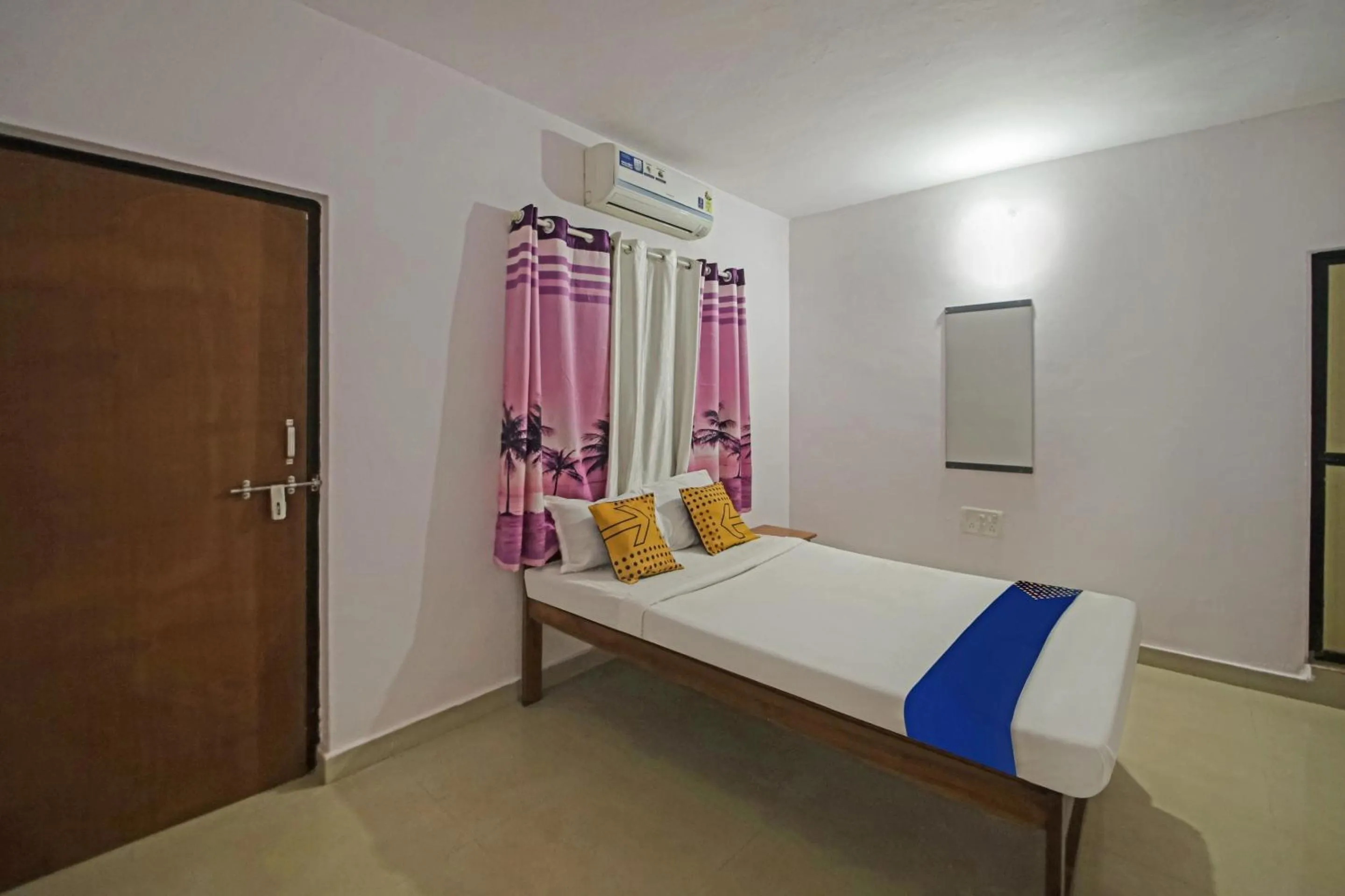 Bedroom, Bed in Hotel O Sunshine Guest House