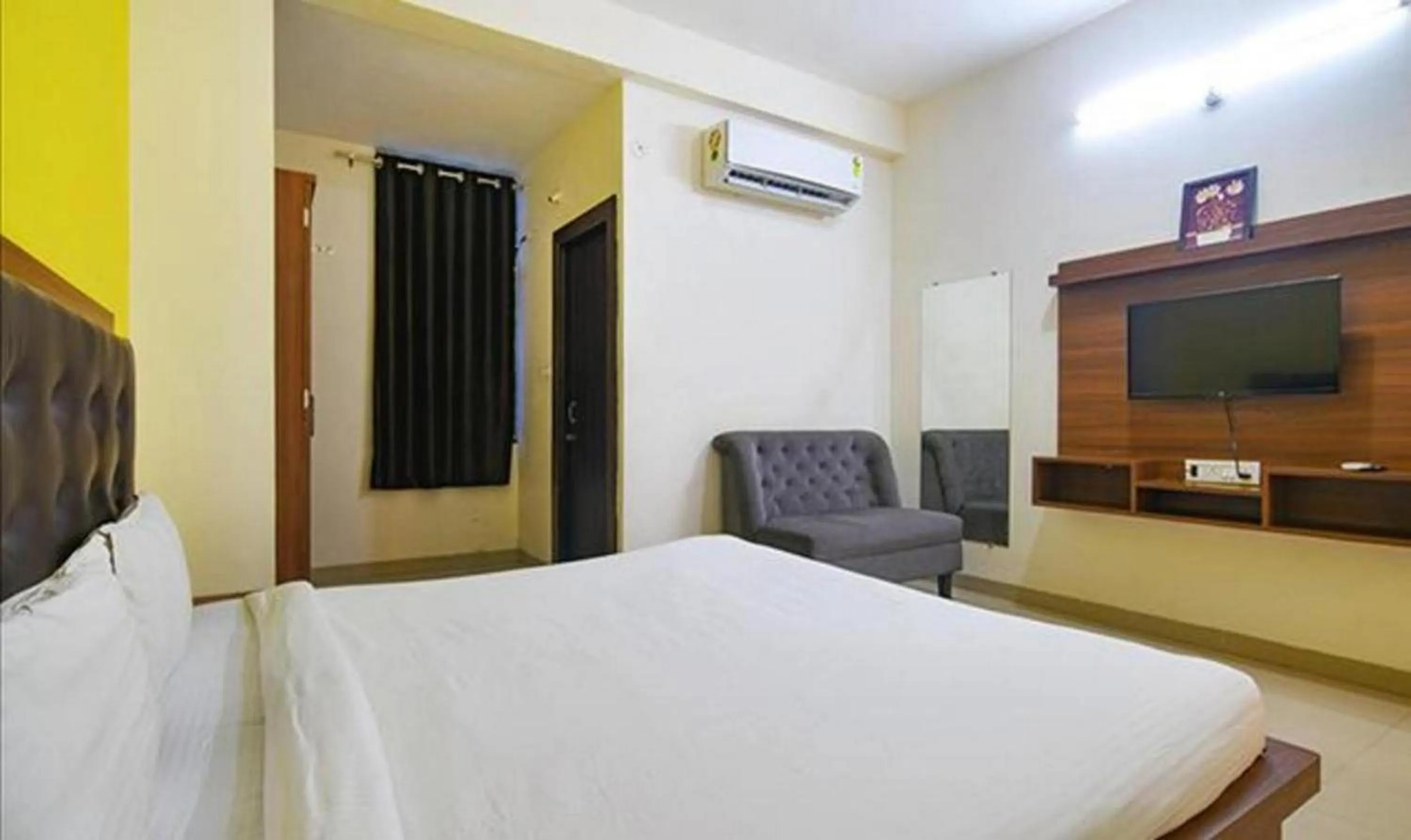 Communal lounge/ TV room, Bed in Hotel Shubhshree