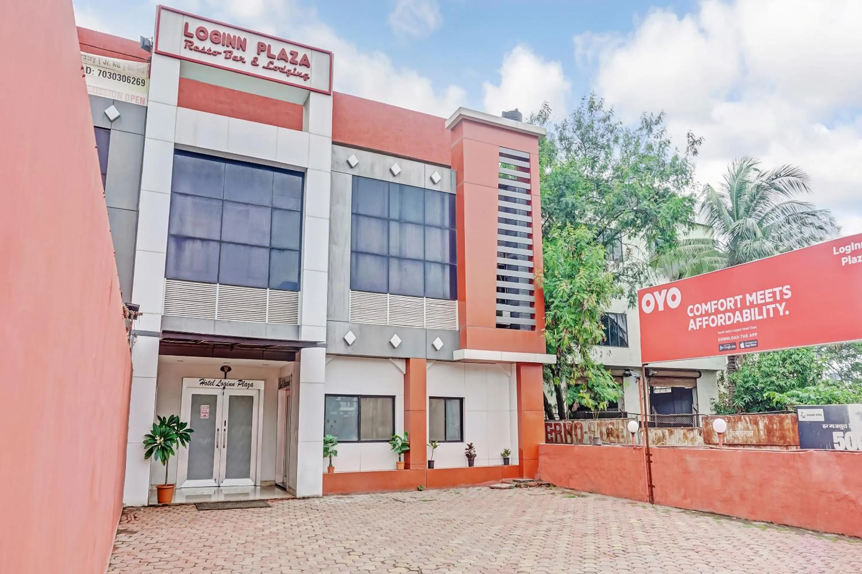 Facade/entrance in Hotel O Log Inn Plaza