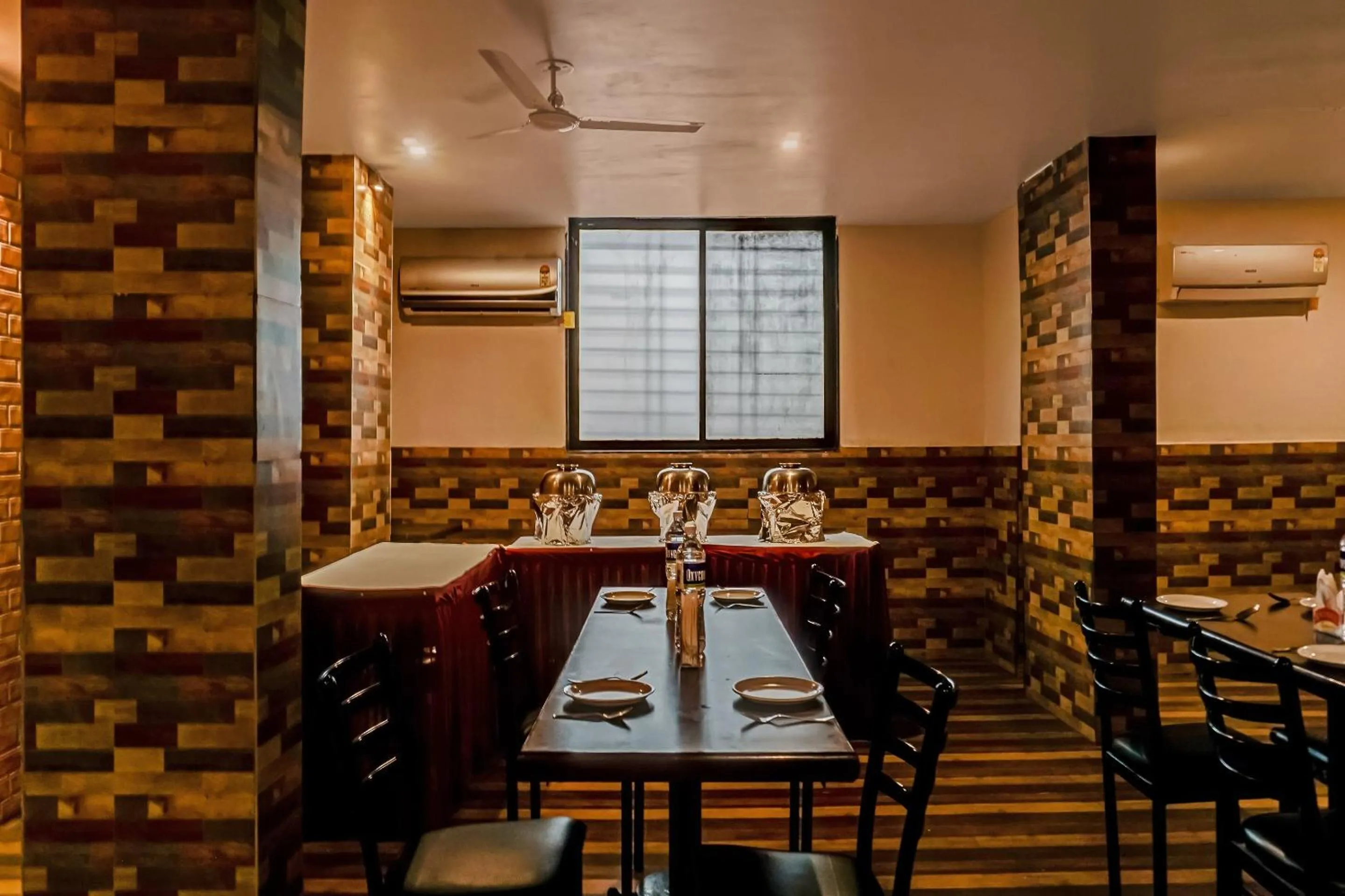 Restaurant/places to eat in Hotel O Log Inn Plaza