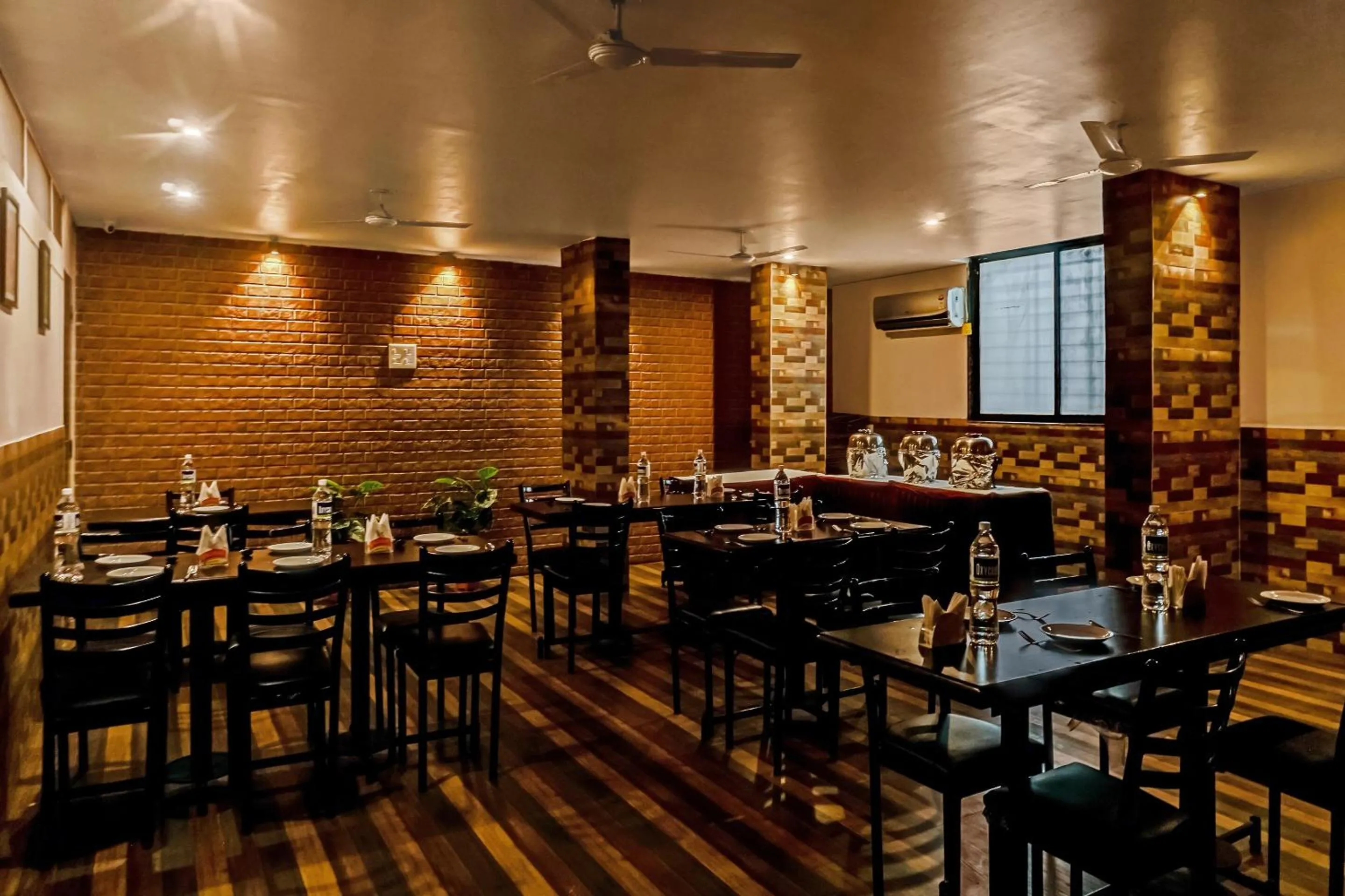 Restaurant/places to eat in Hotel O Log Inn Plaza