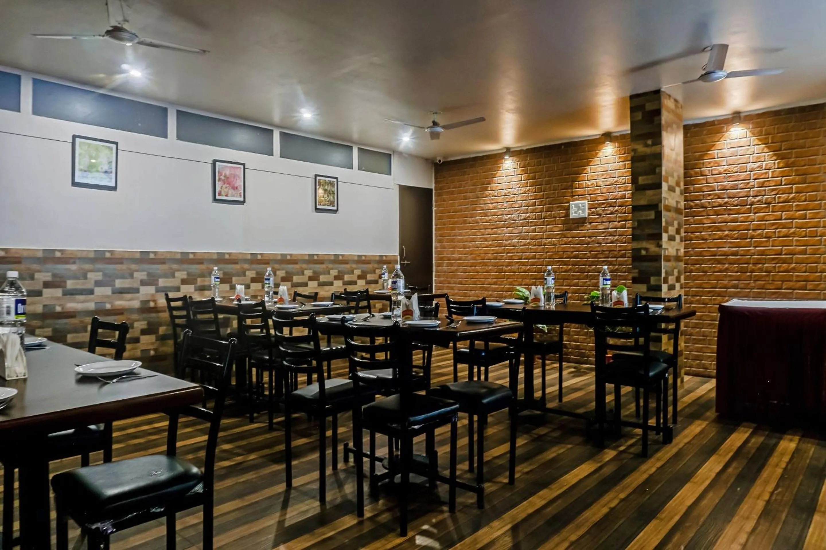 Restaurant/places to eat in Hotel O Log Inn Plaza