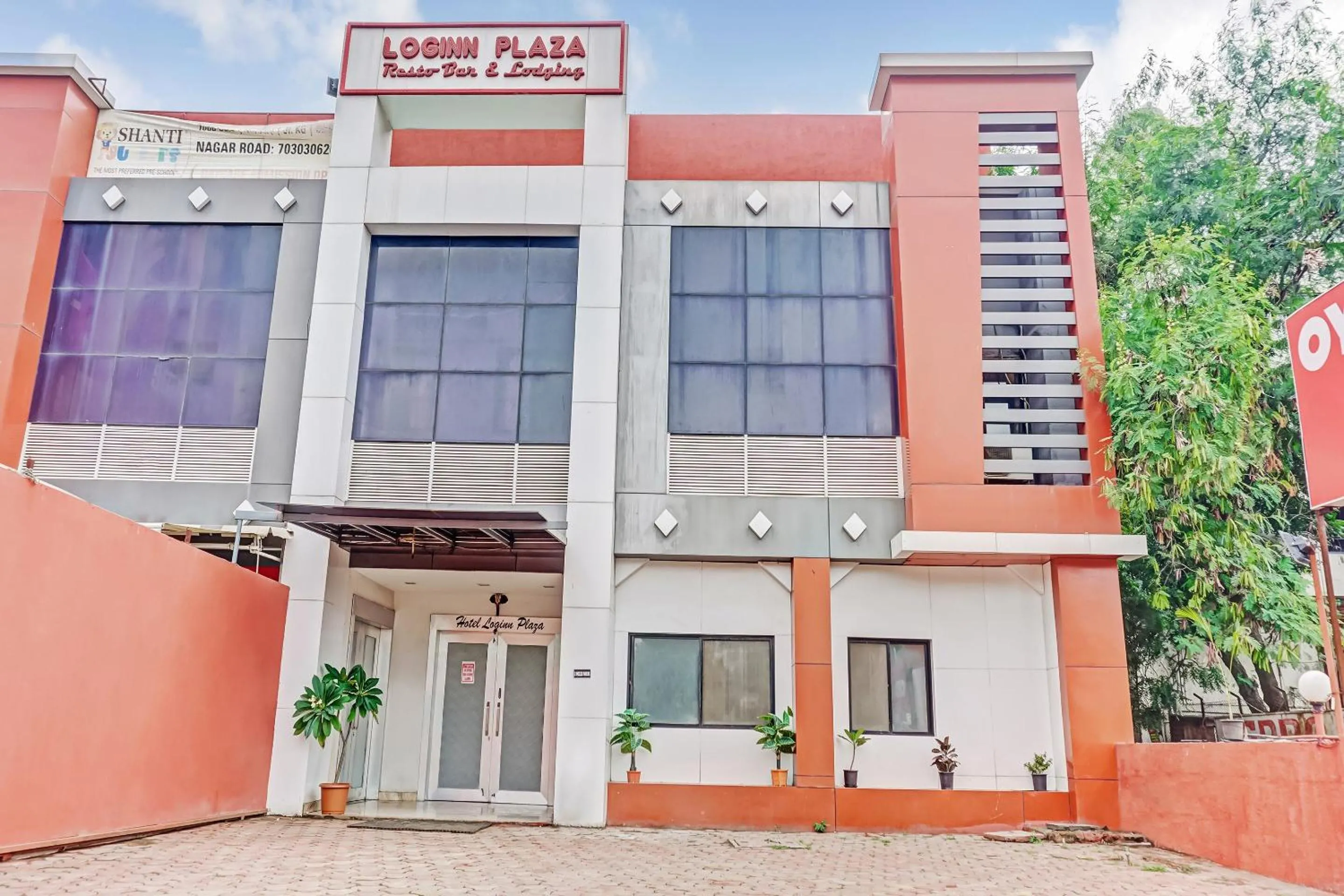 Facade/entrance in Hotel O Log Inn Plaza