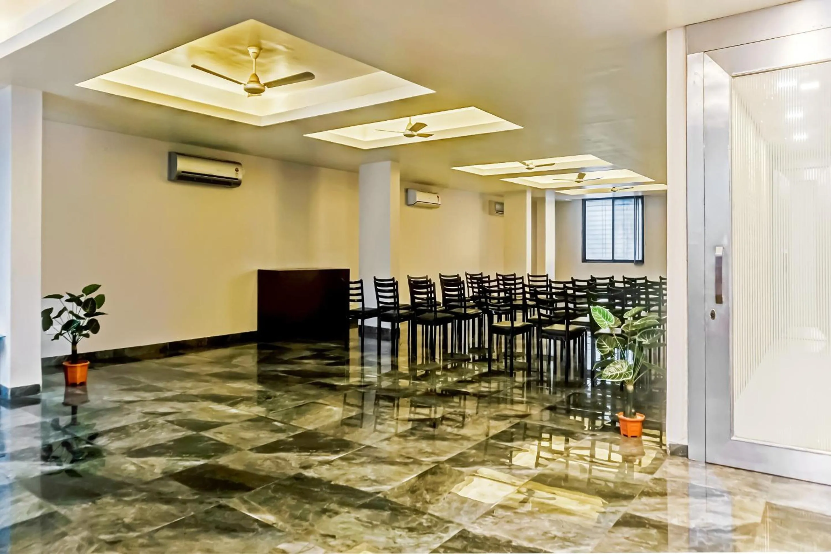 Business facilities in Hotel O Log Inn Plaza