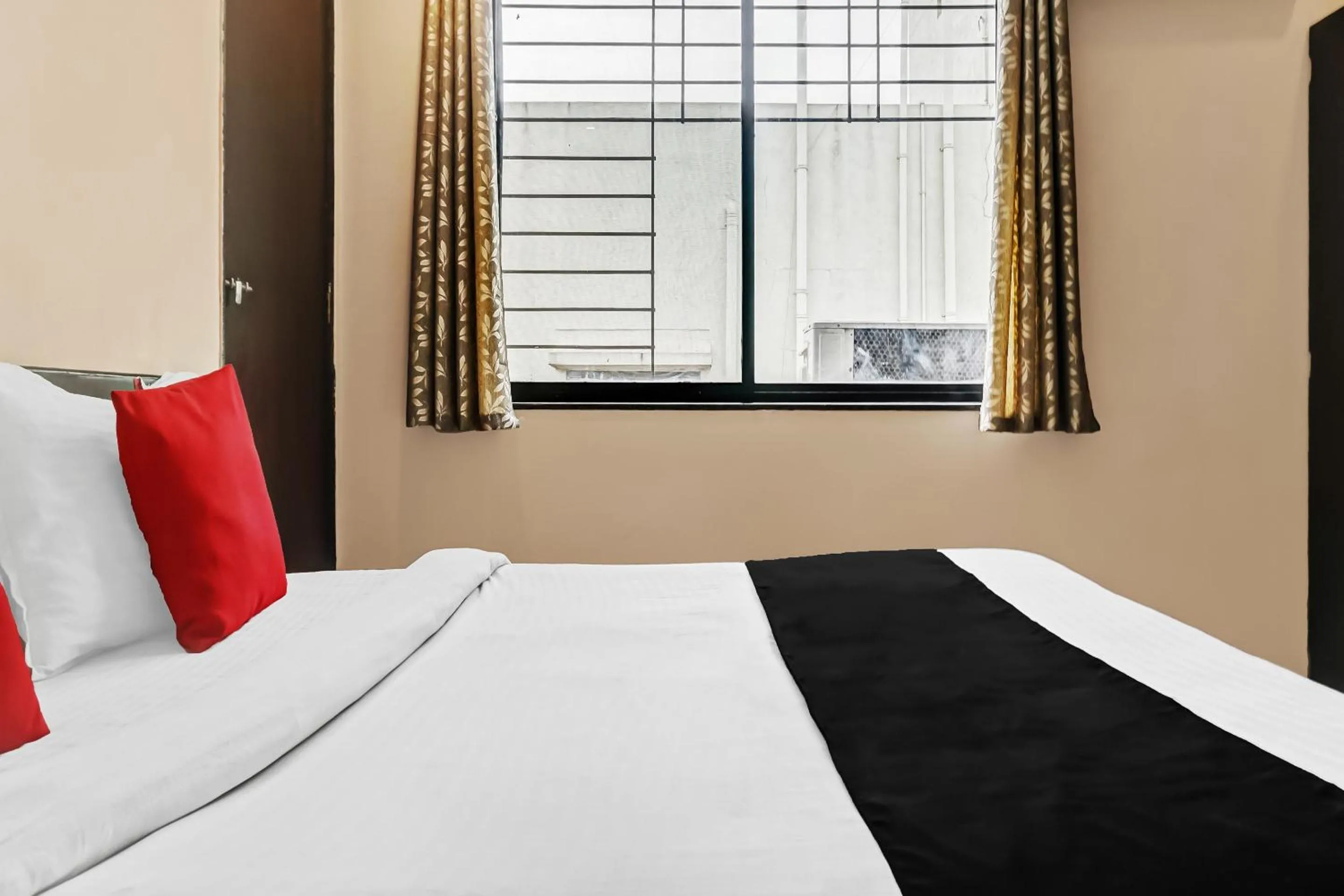 Bedroom, Bed in Hotel O Log Inn Plaza
