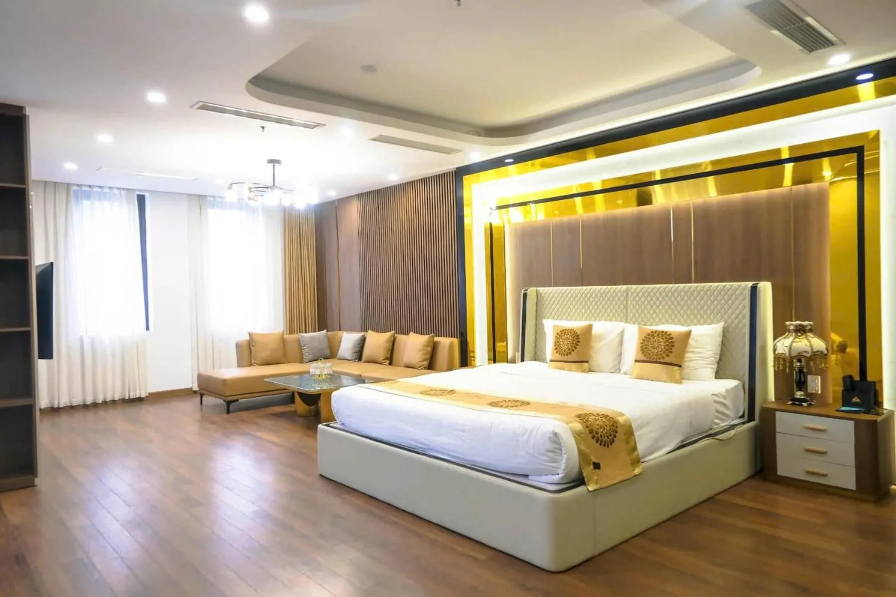 Bed in Queen Hotel Hoàng Gia